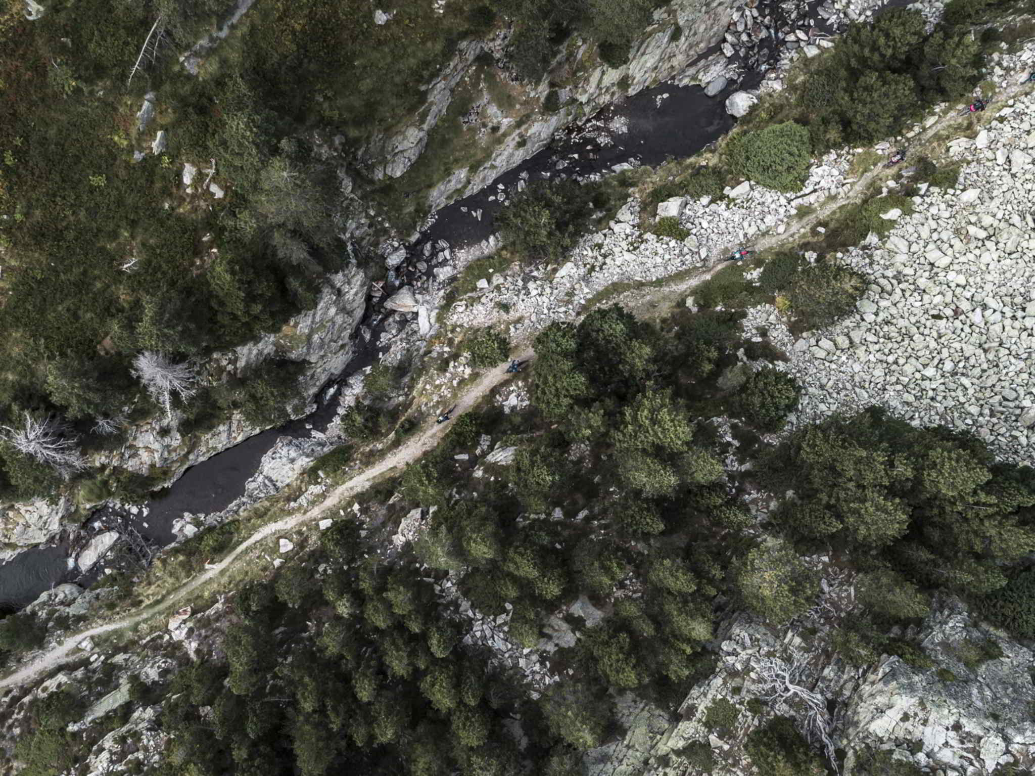 Des passages parfois engagés et exposés, mais l’équipe de Bike Patrols est toujours là pour avertir et sécuriser les endroits délicats. Photo : Juanjo Otazu – Indomit Visuals