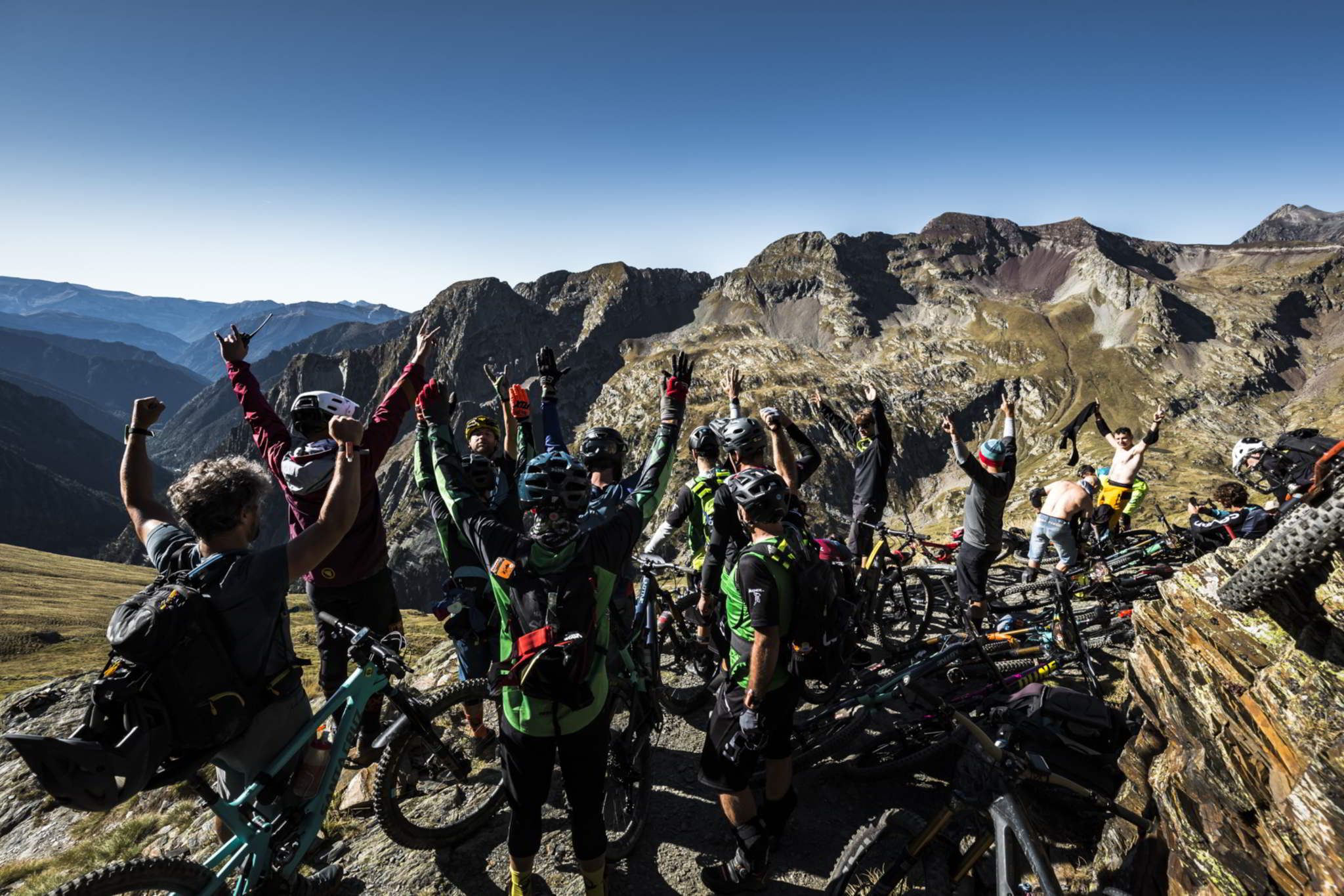 Départ SP1 jour 3, une vue imprenable au moment de basculer côté espagnol. Photo : Juanjo Otazu – Indomit Visuals