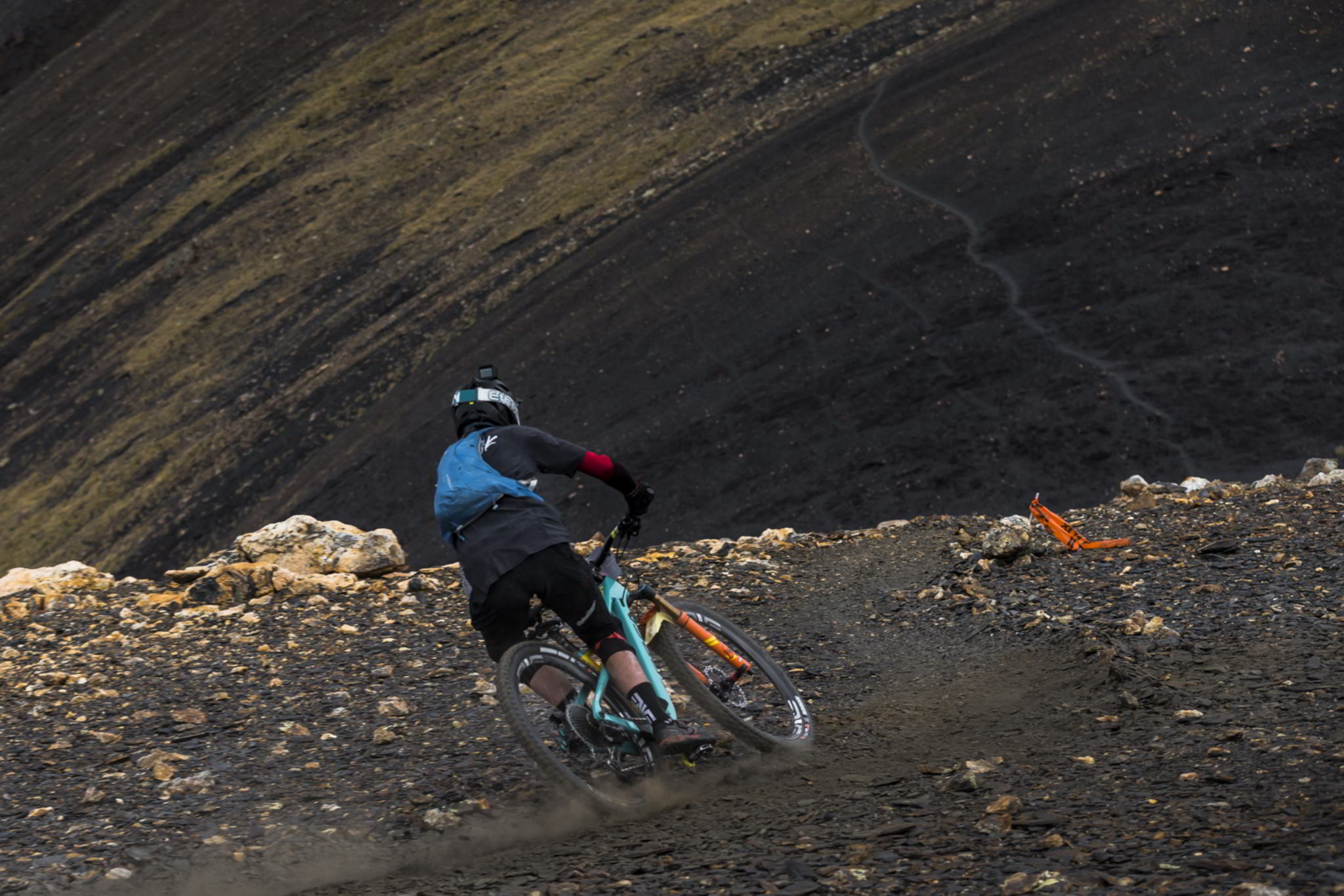 Vid Persak au départ de la SP1 du jour 4. Photo : Juanjo Otazu – Indomit Visuals