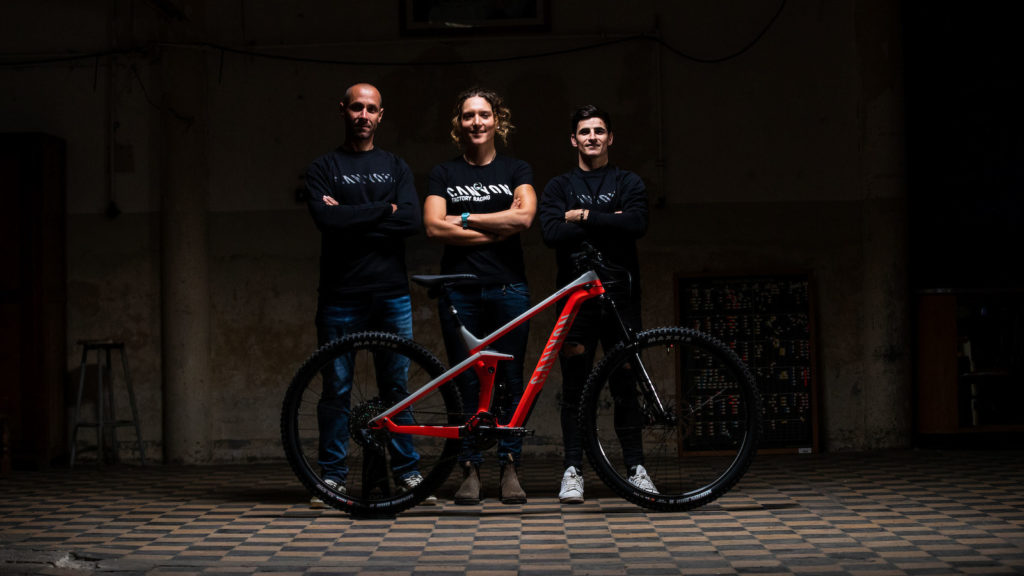 Le FMD Racing de Tahnée Seagrave rejoint le Canyon Collective ⋆ Vojo