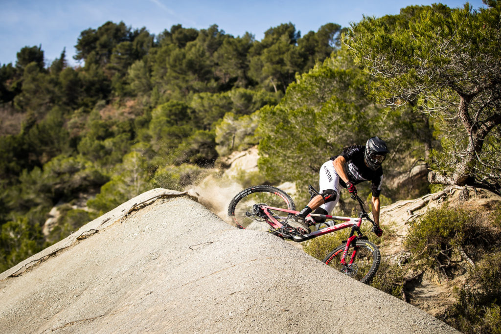 Jack Moir passe en mode « full enduro » chez Canyon !