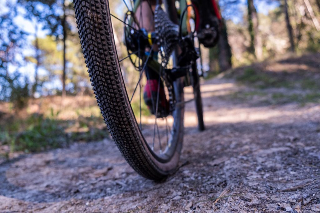 Image d'illustration de l'article : Test nouveauté | Hutchinson Touareg : un pneu gravel polyvalent, accessible et fabriqué en France