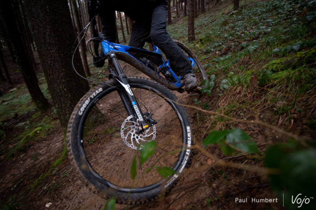 Test | SR Suntour Durolux 36 EQ R2C2 & TriAir : mieux qu'une alternative