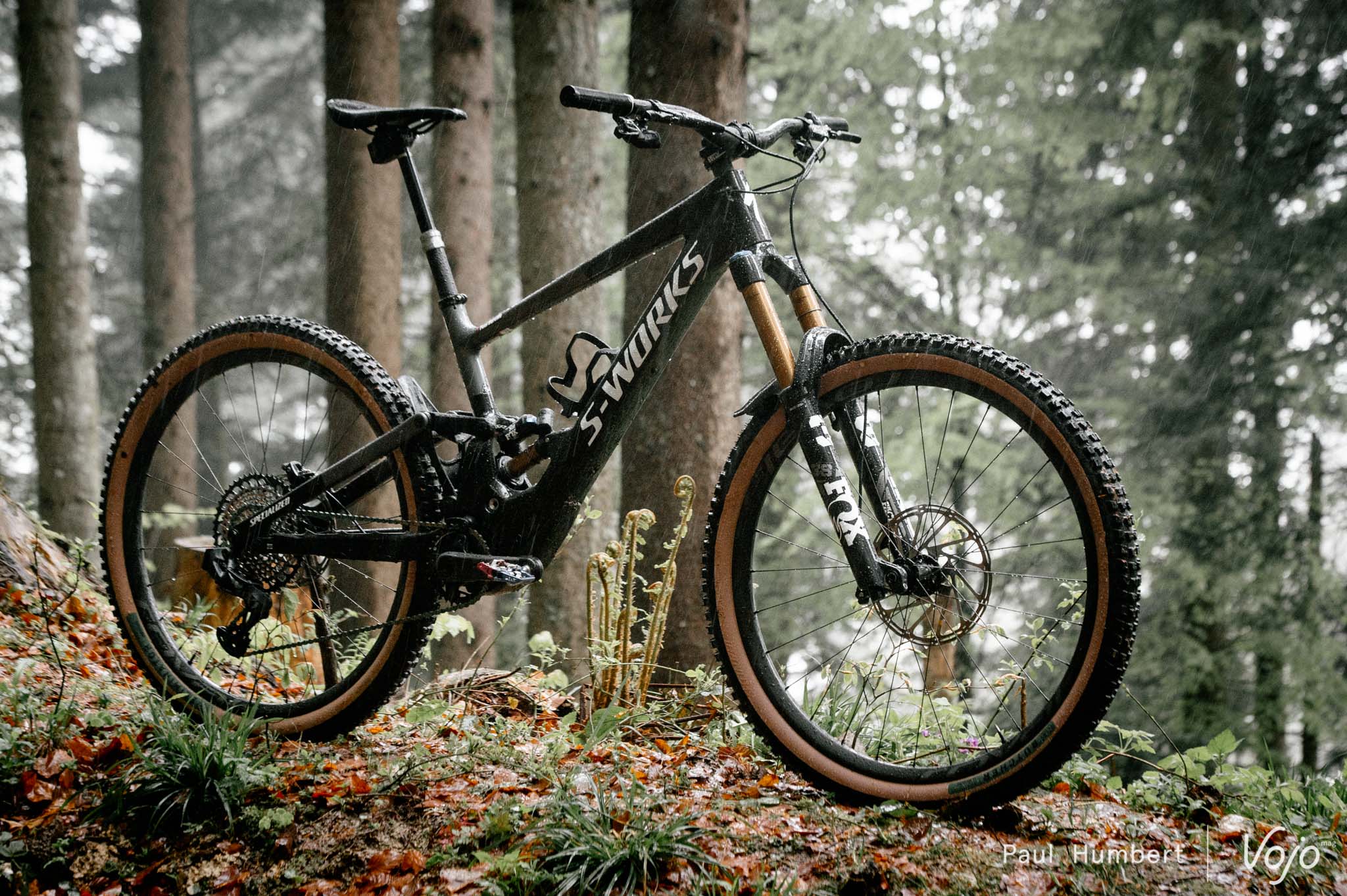 Les pneus sont ici en édition spéciale Soil Searching, le programme de Specialized pour la promotion des trails builders. Sur le S-Works de série, ce sont bien des pneus issus de la gamme classiques, à flancs noirs, qui seront montés.