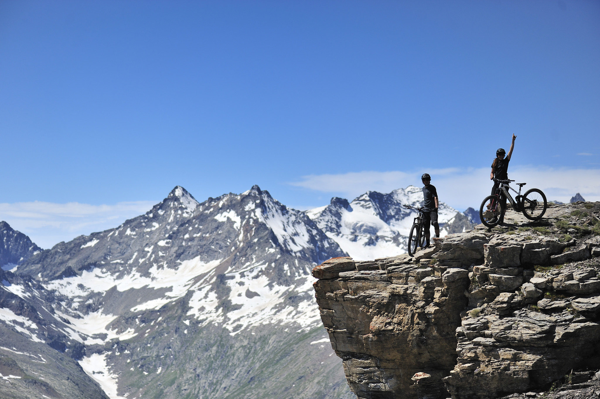 Blanche est la montagne, noir est son miroir