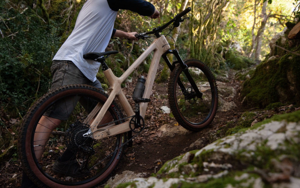 Prise en main | Atelier Suji Drop : un vélo en bois, comment ça roule ?