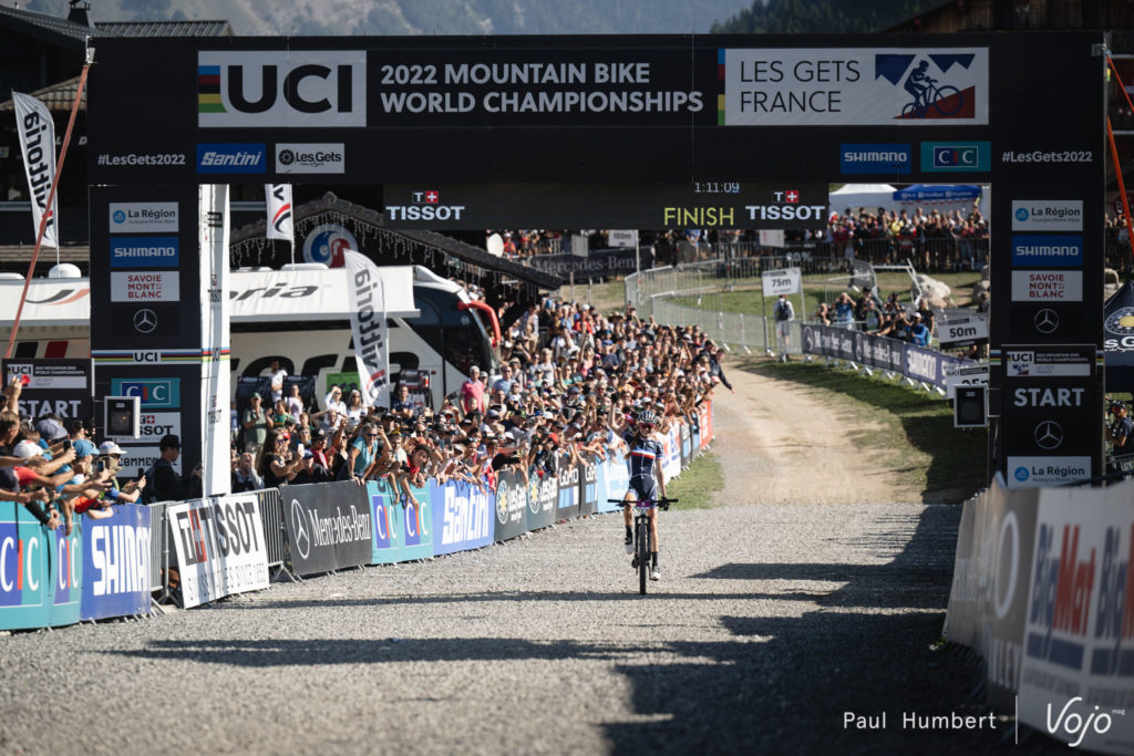 Worlds 2022 ⎜ XCO Femmes U23 : Line Burquier en maillot arc-en-ciel !