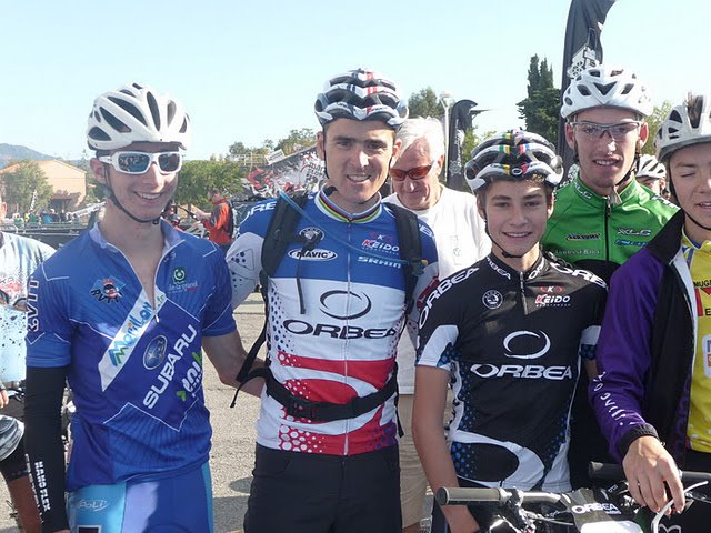 Gabriel (à droite en noir), et moi (à gauche) aux côtés d’un certain Julien Absalon en 2010. Thomas Griot (à droite, en vert) nous rejoindra l’année d’après dans l’équipe R-VTT. Ce n’est qu’en 2019 qu’il passera professionnel en XCO avec l’équipe Massi.