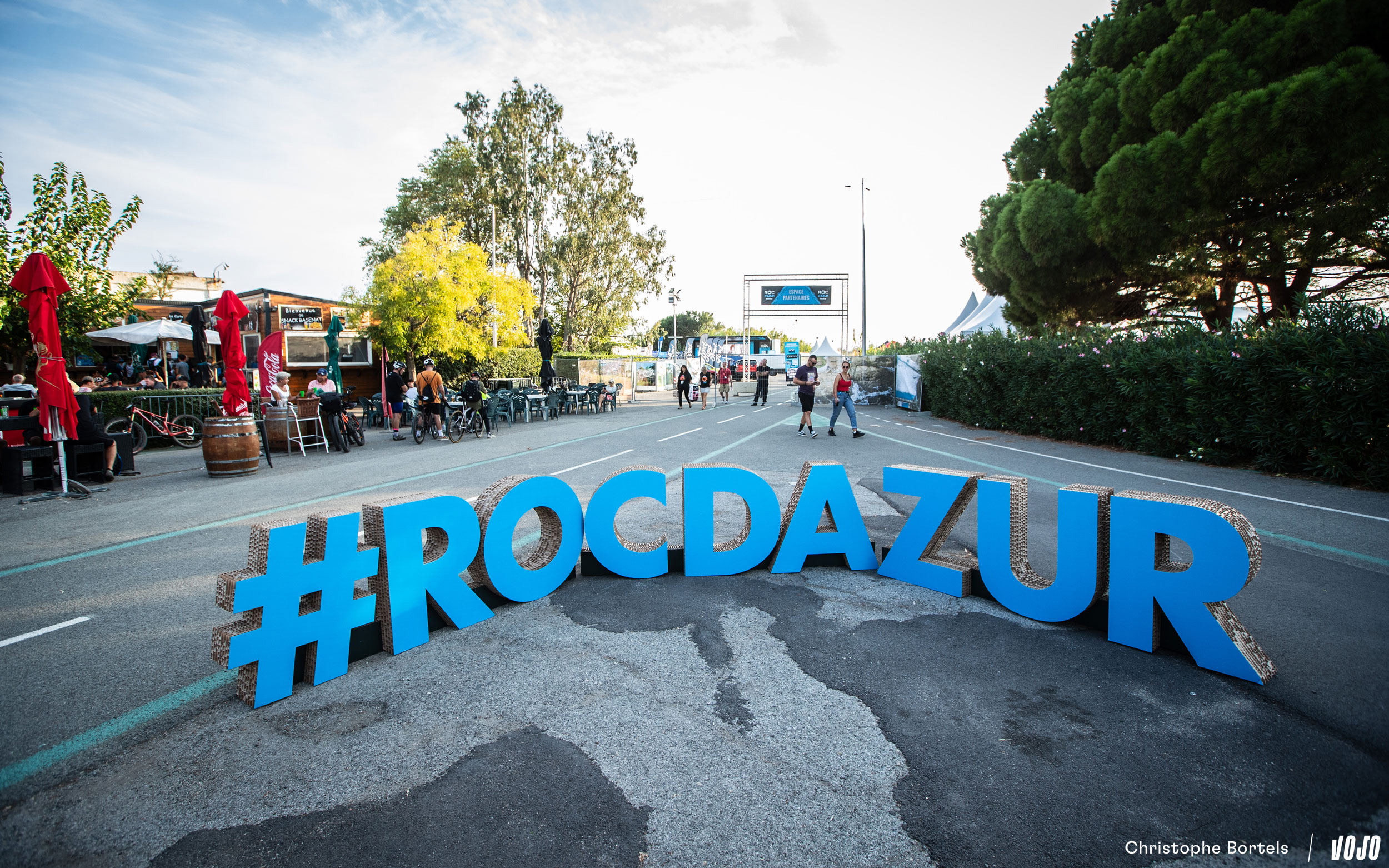 https://www.vojomag.com/app/uploads/2023/10/Vojomag Coulisses Roc d Azur 2023 35.jpg