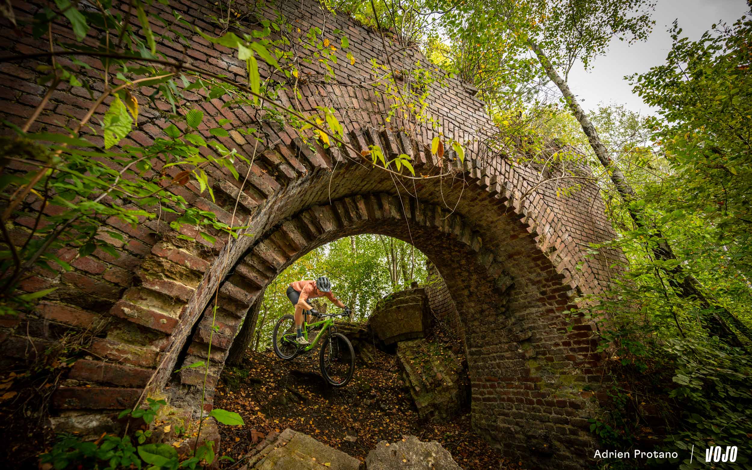 https://www.vojomag.com/app/uploads/2023/11/Cervelo ZFS 5 VS Santa Cruz Blur 2023 Vojo Adrien Protano 3 1.jpg