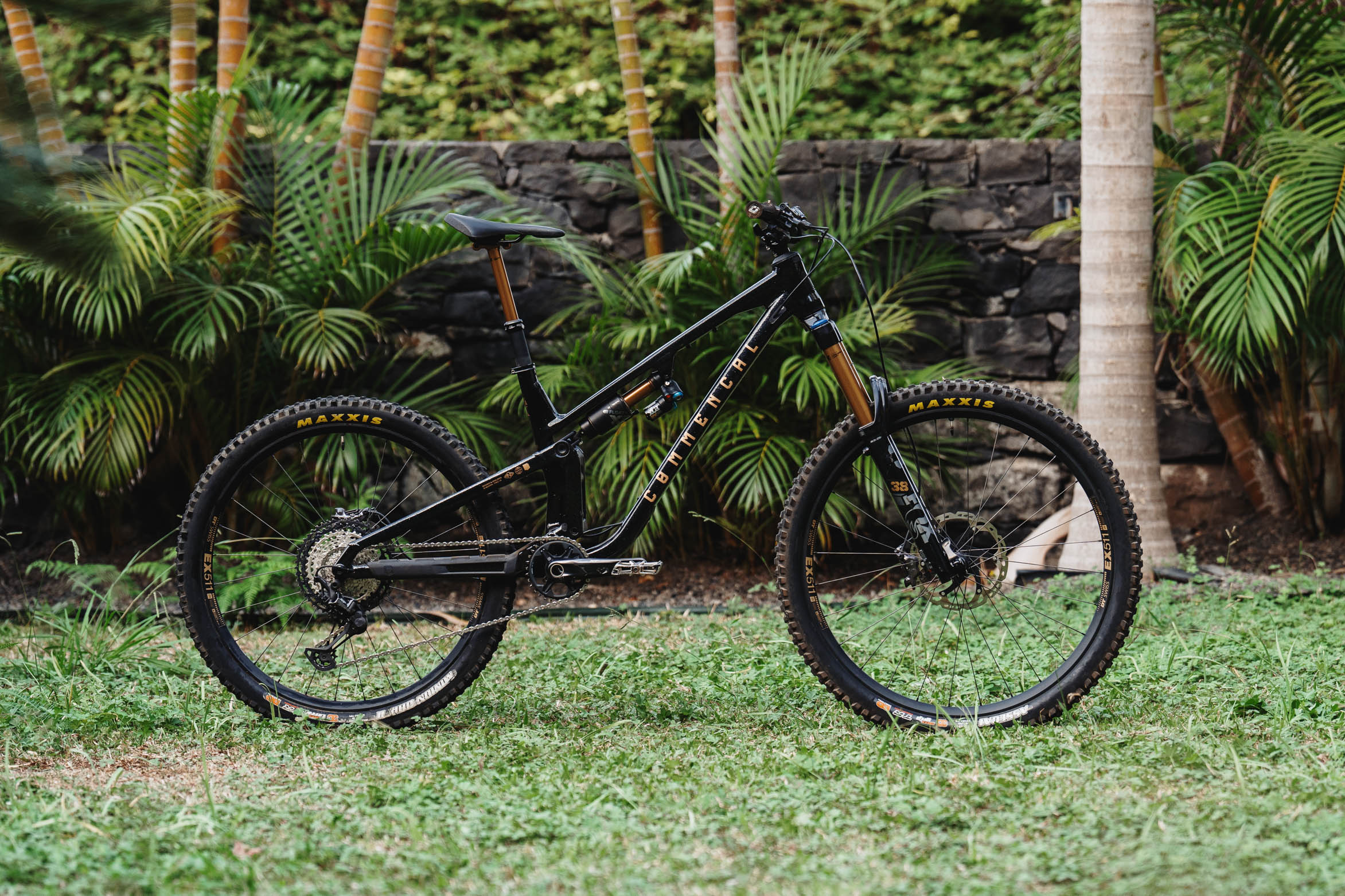 https://www.vojomag.com/app/uploads/2023/11/Commencal Meta V5 V5 SX 2024 Madeire Jacques Evrard Vojo 06031.jpg