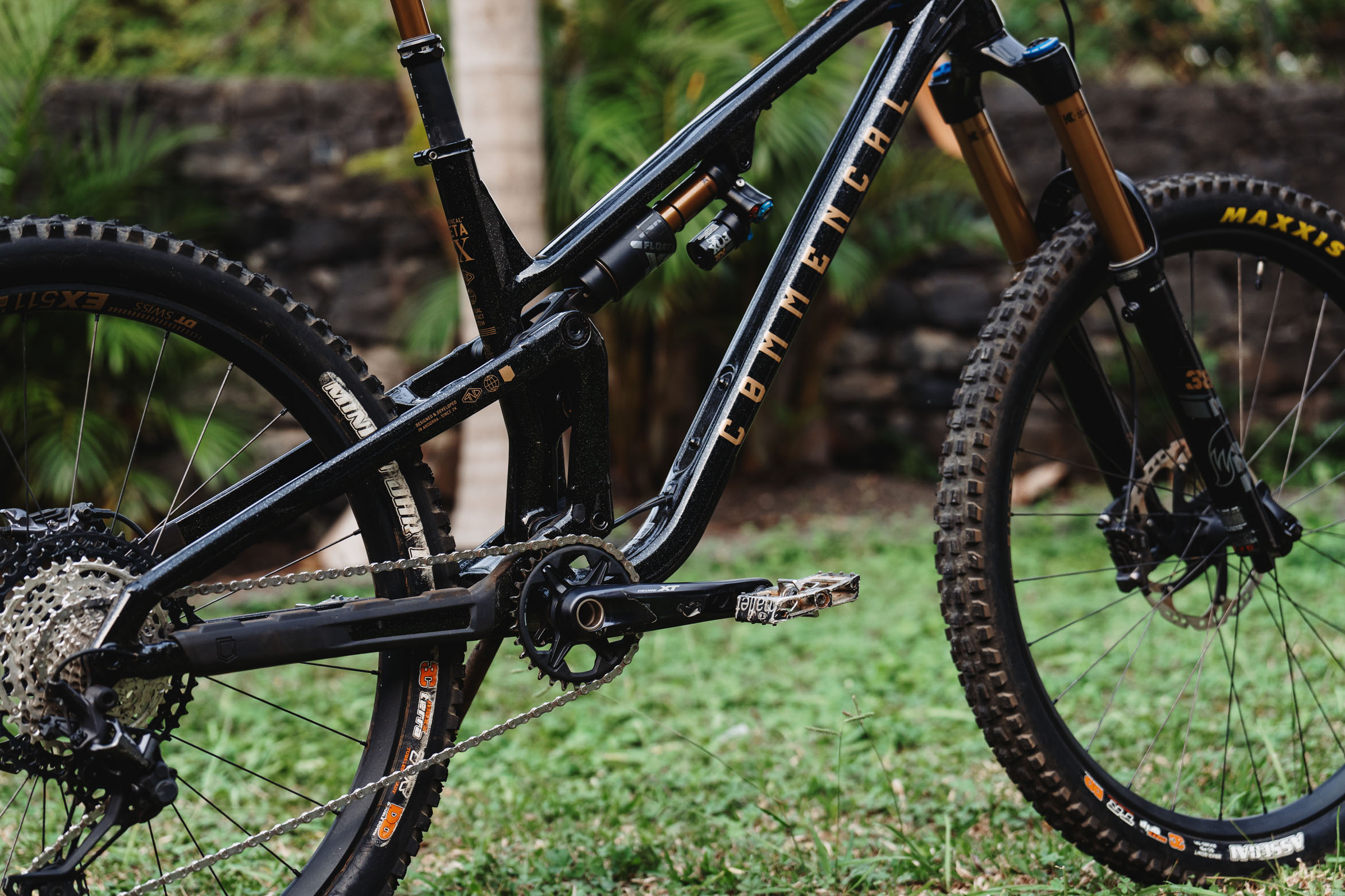 https://www.vojomag.com/app/uploads/2023/11/Commencal Meta V5 V5 SX 2024 Madeire Jacques Evrard Vojo 06052.jpg