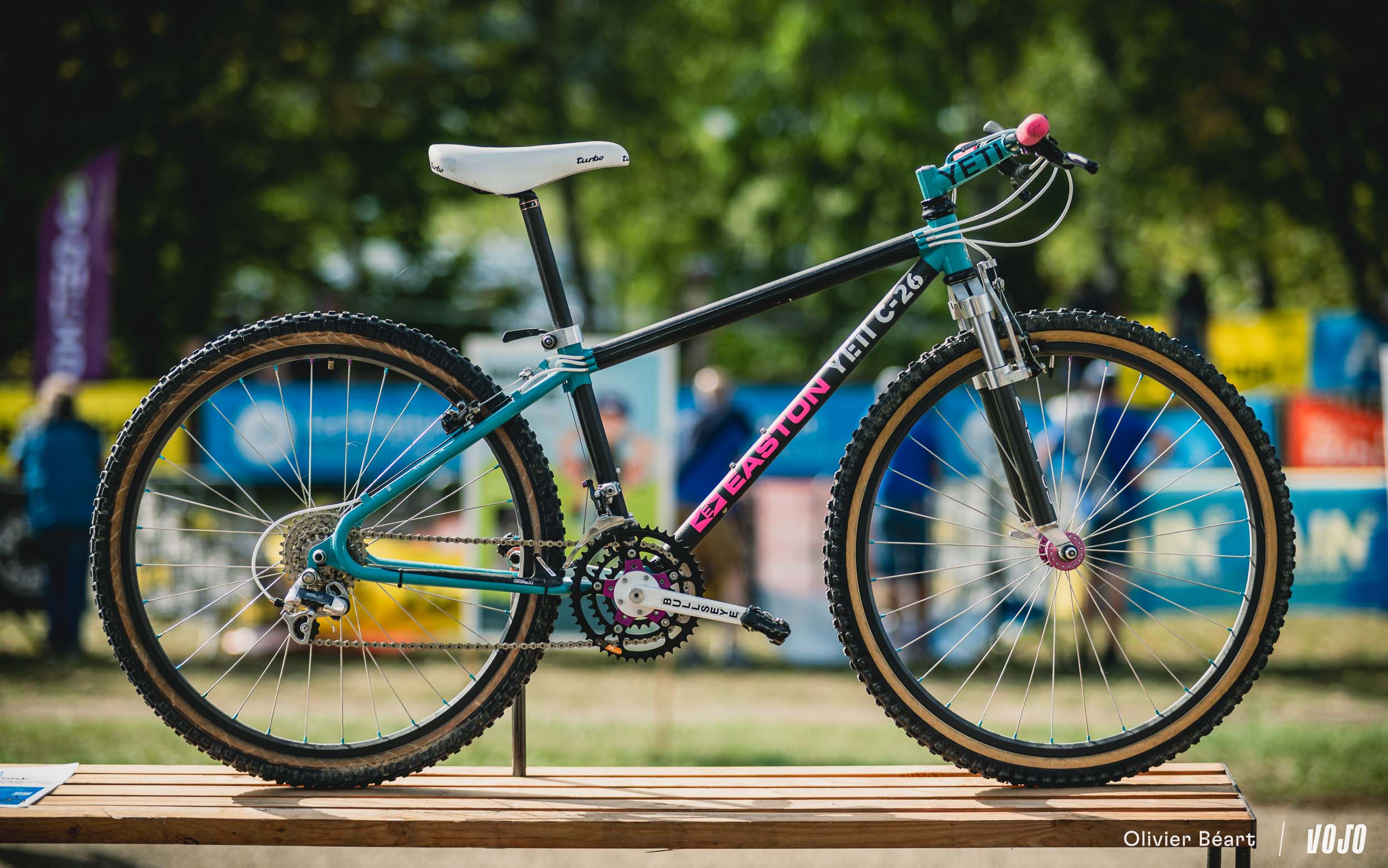 https://www.vojomag.com/app/uploads/2023/12/Yeti C26 John Tomac Forestiere VTT Vintage 2023 copyright Beart Vojomag 1.jpg