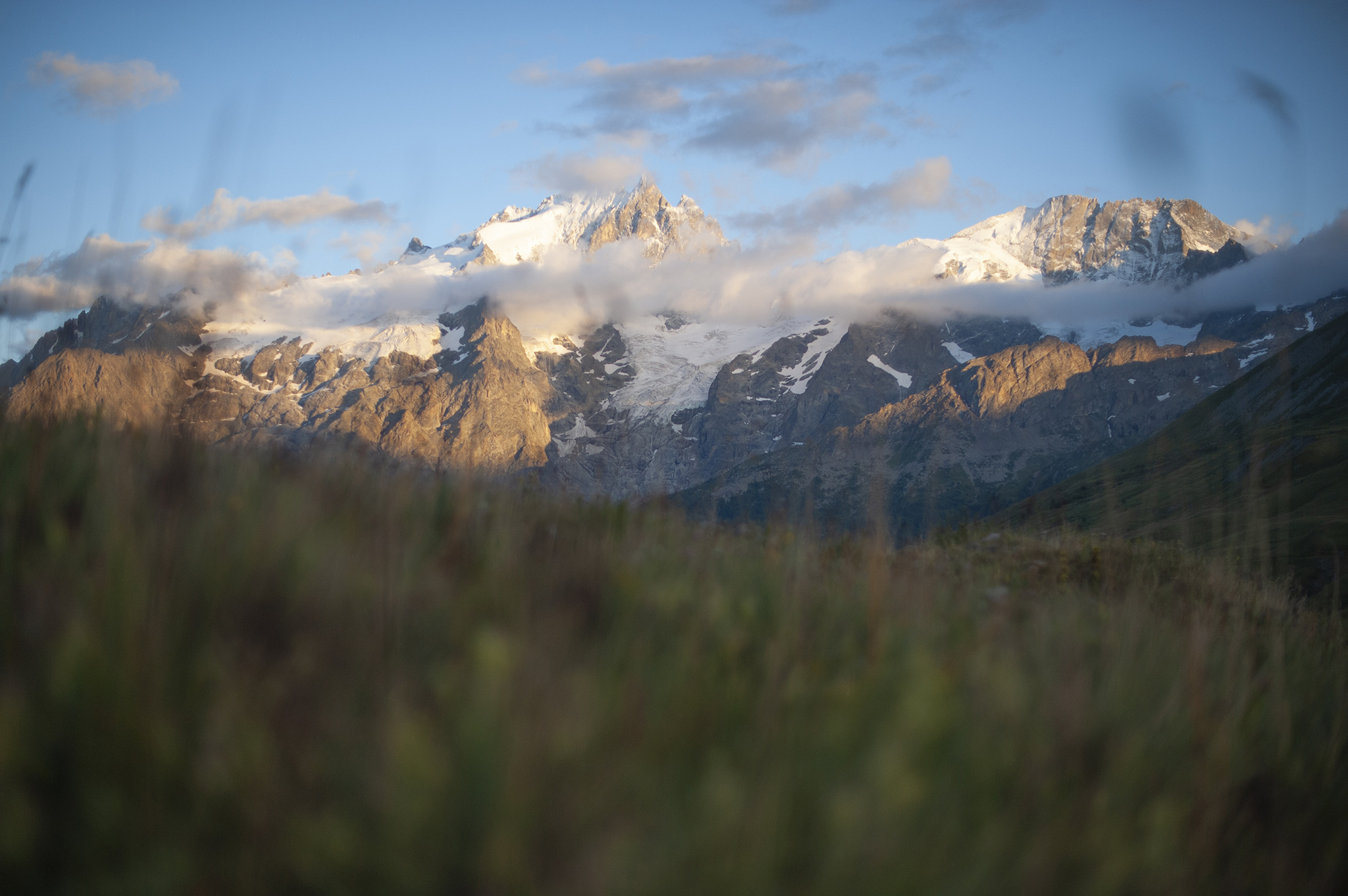 https://www.vojomag.com/app/uploads/2024/01/les 4 saisons du Galibier. la Meije 2bd.jpg