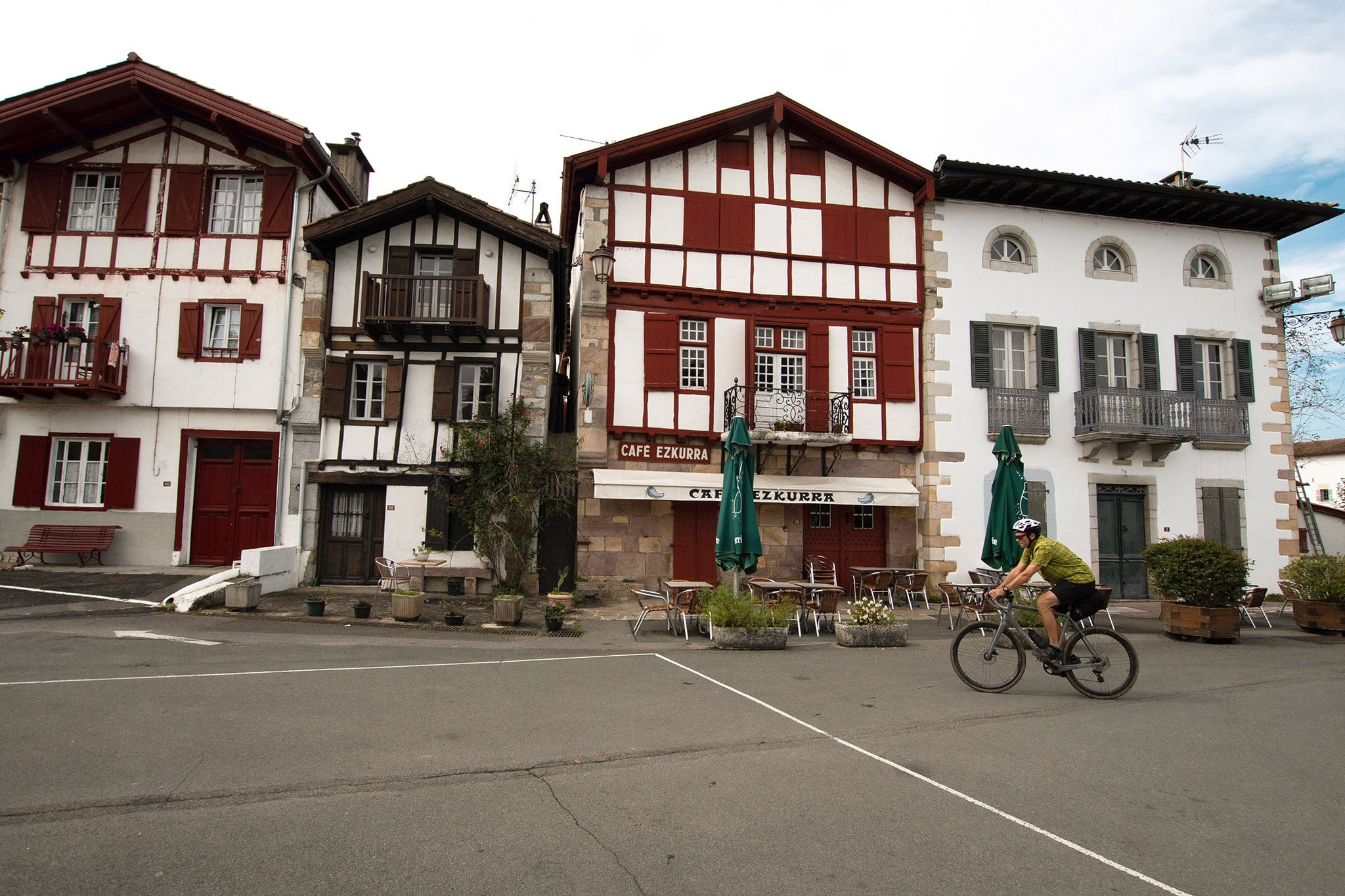 https://www.vojomag.com/app/uploads/2024/02/Gravel Pays basque chemin terre.jpg