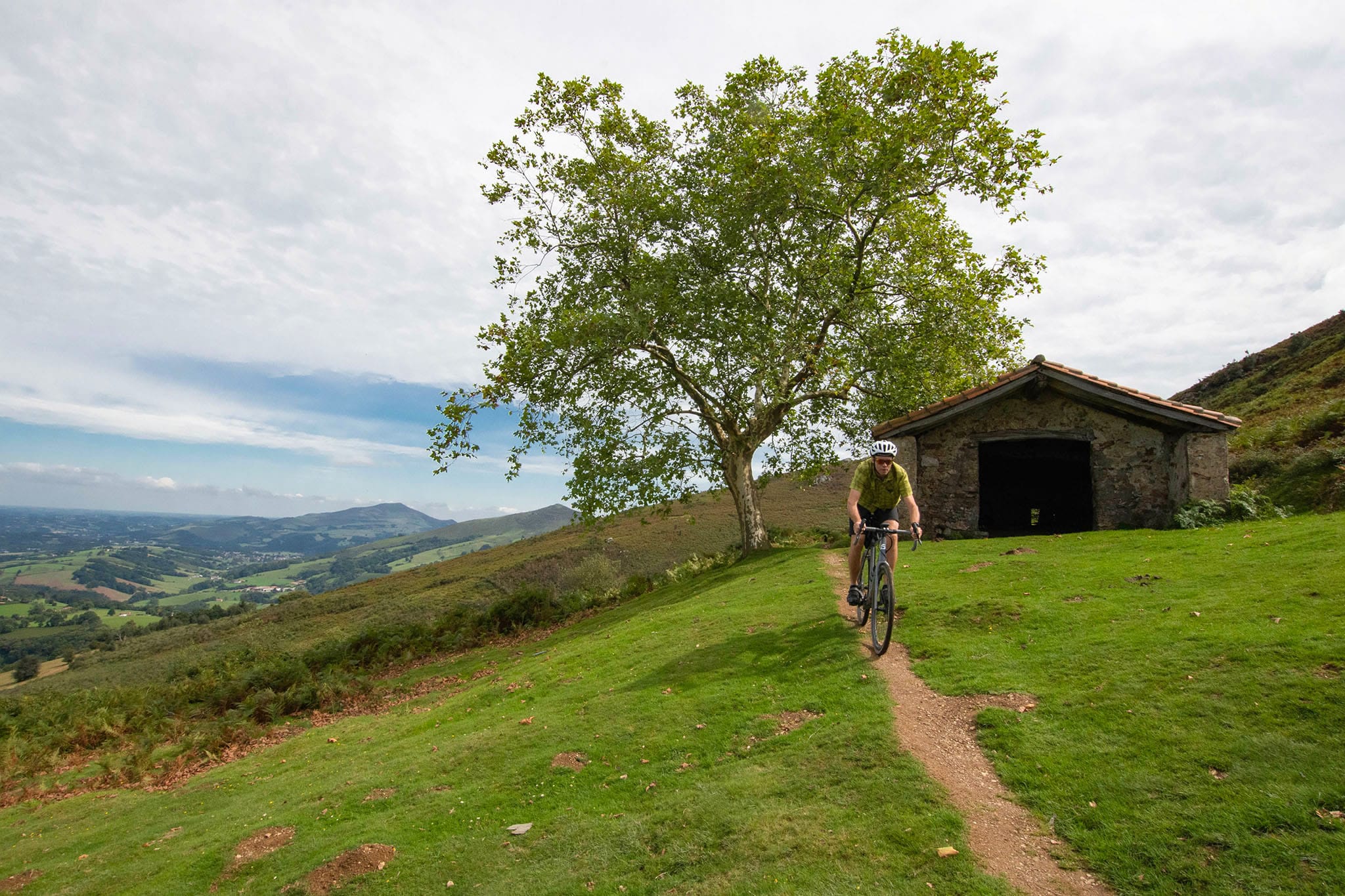 https://www.vojomag.com/app/uploads/2024/02/Gravel Pays basque bergerie.jpg