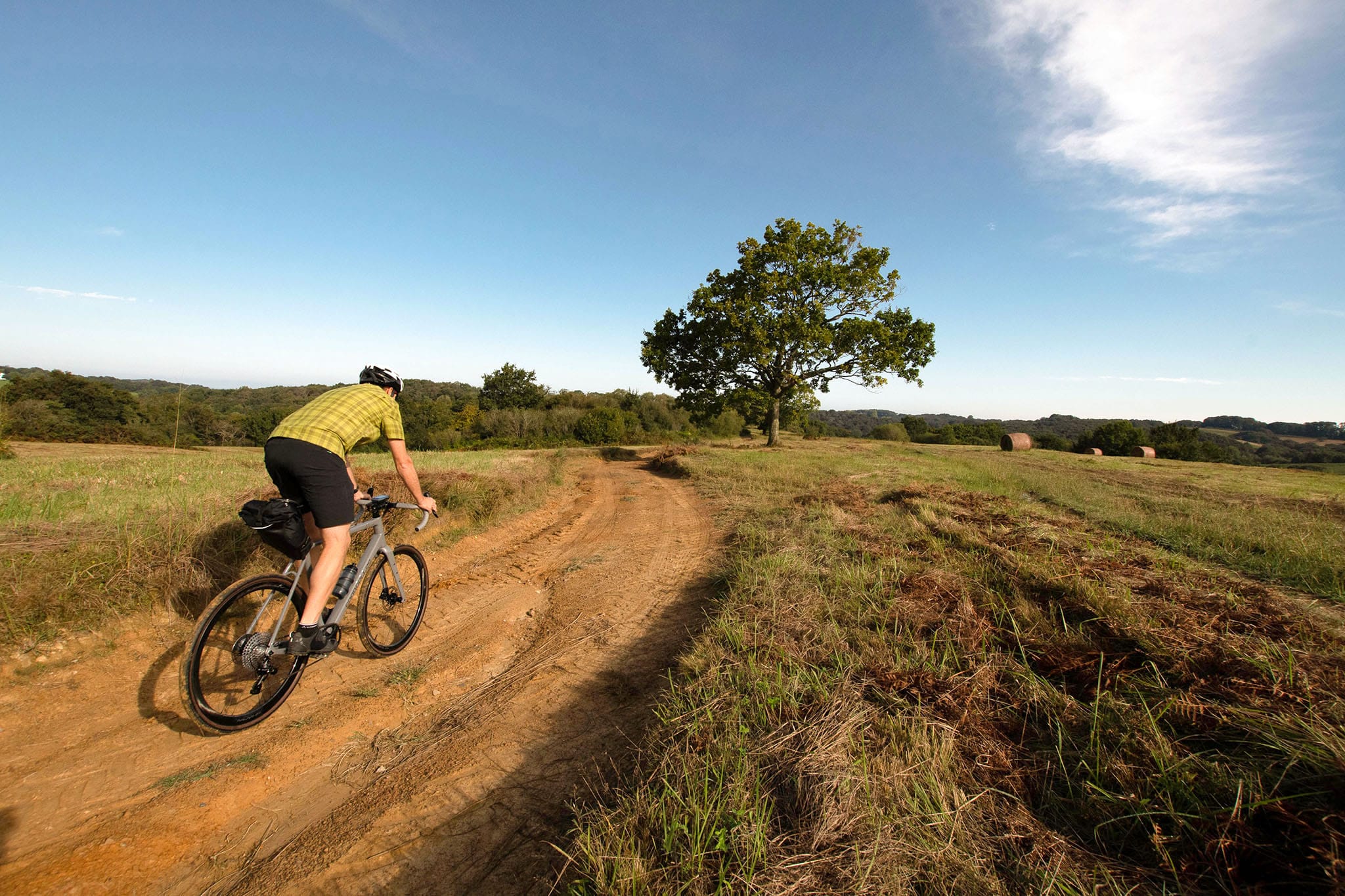 https://www.vojomag.com/app/uploads/2024/02/Gravel Pays basque chemin terre.jpg