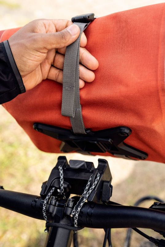 https://www.vojomag.com/app/uploads/2024/02/handlebar pack plus ams 07058.jpg