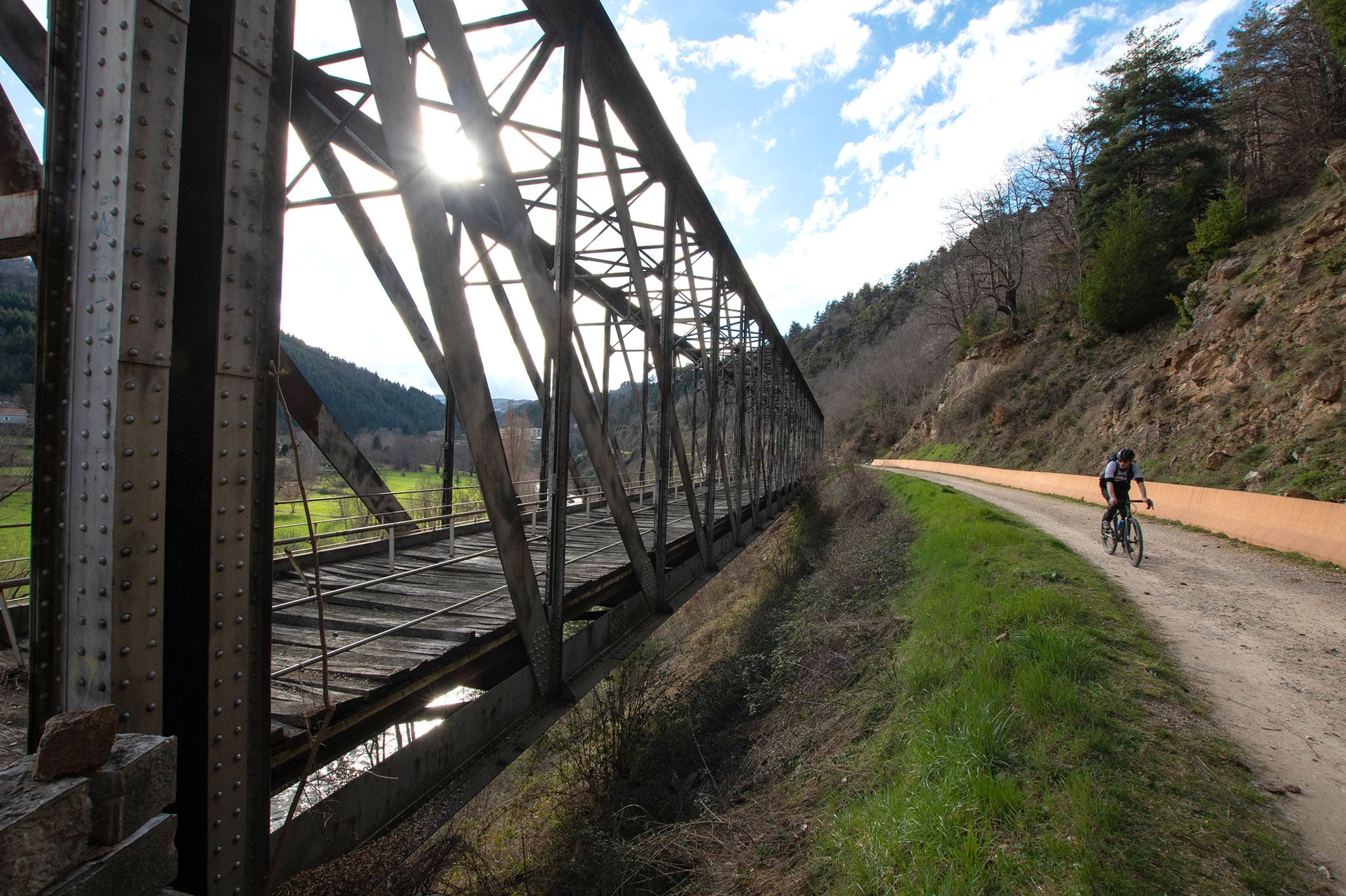 https://www.vojomag.com/app/uploads/2024/03/Ardeche gravel viaduc.jpg