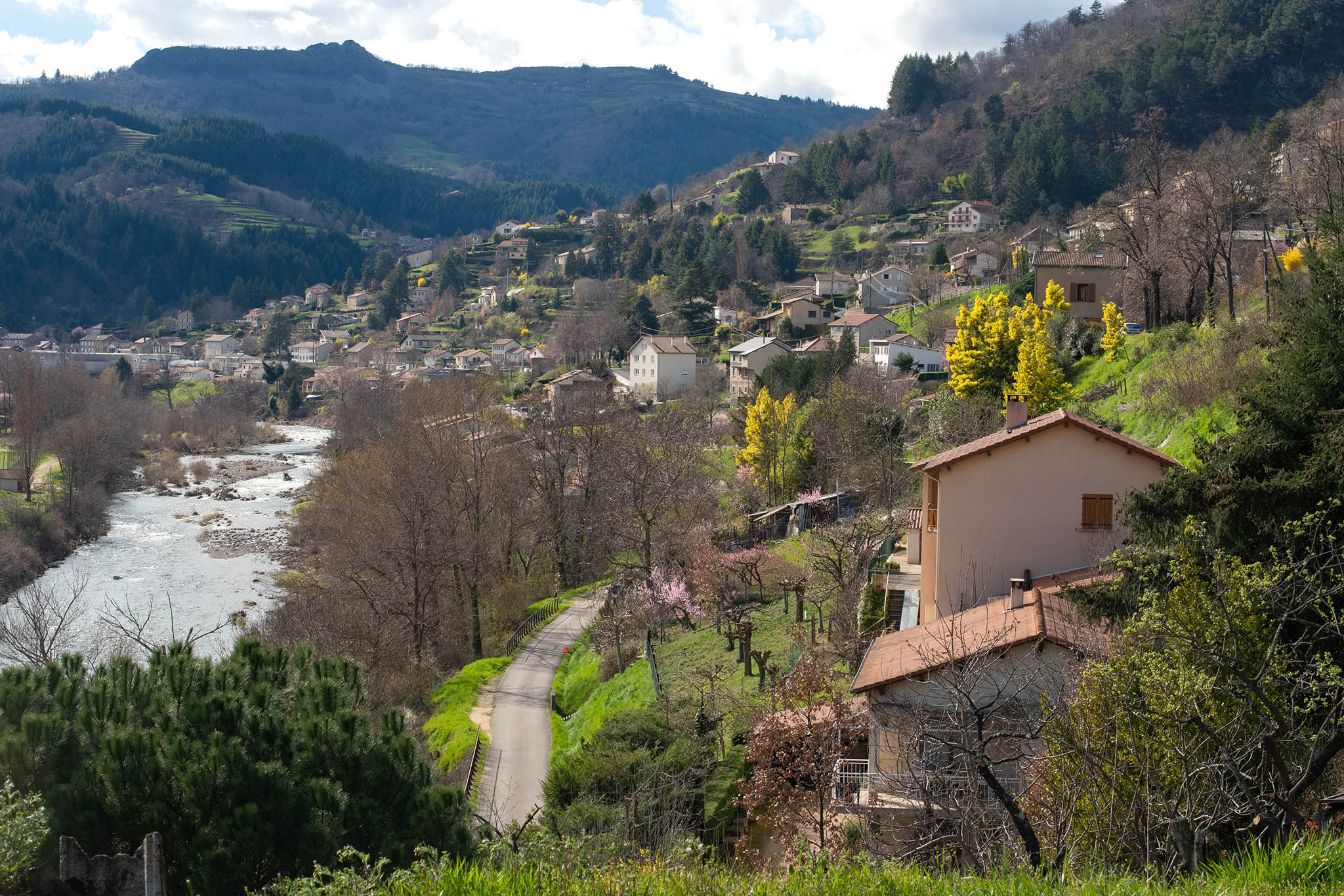 https://www.vojomag.com/app/uploads/2024/03/Ardeche gravel vallee 3.jpg