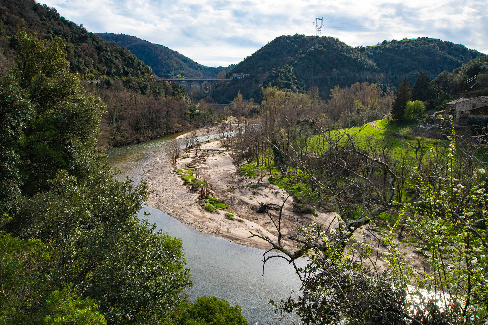 https://www.vojomag.com/app/uploads/2024/03/Ardeche gravel vallee 3.jpg