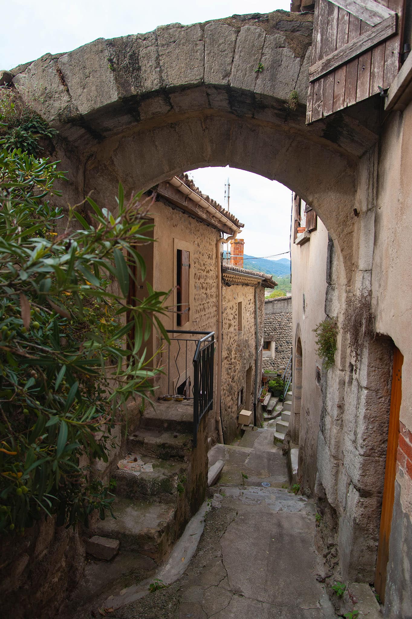 https://www.vojomag.com/app/uploads/2024/03/Ardeche gravel village 1.jpg