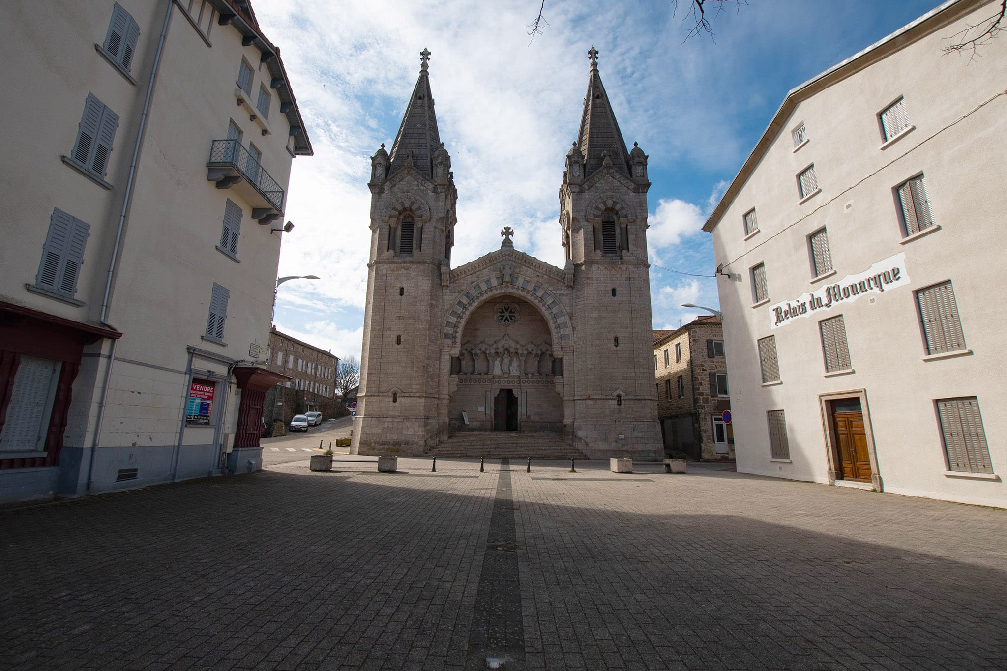 https://www.vojomag.com/app/uploads/2024/03/Ardeche gravel village 1.jpg