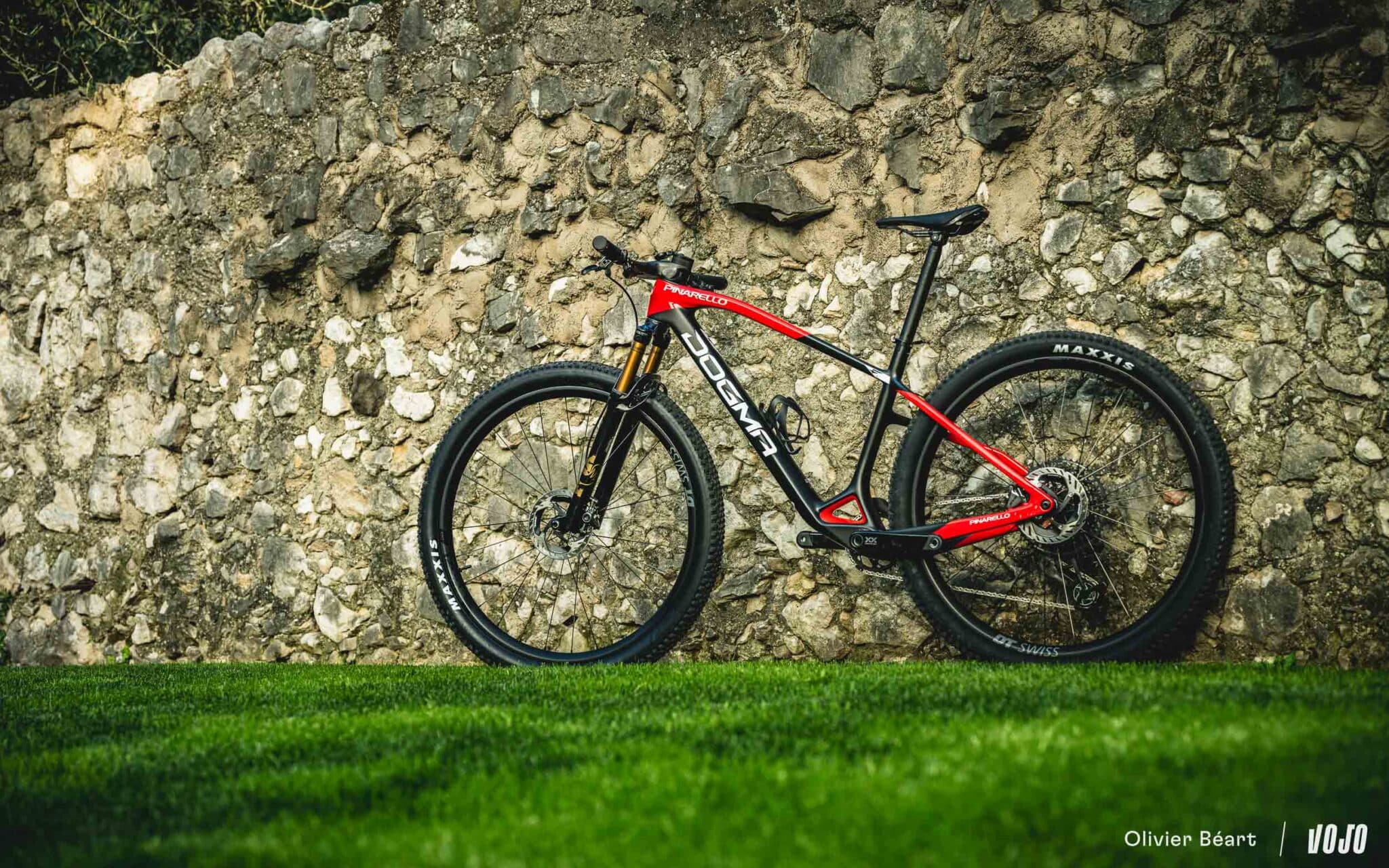 https://www.vojomag.com/app/uploads/2024/04/Pinarello Dogma XC hardtail test essai avis prix geo copyright Beart Vojomag 18 2048x1280.jpg