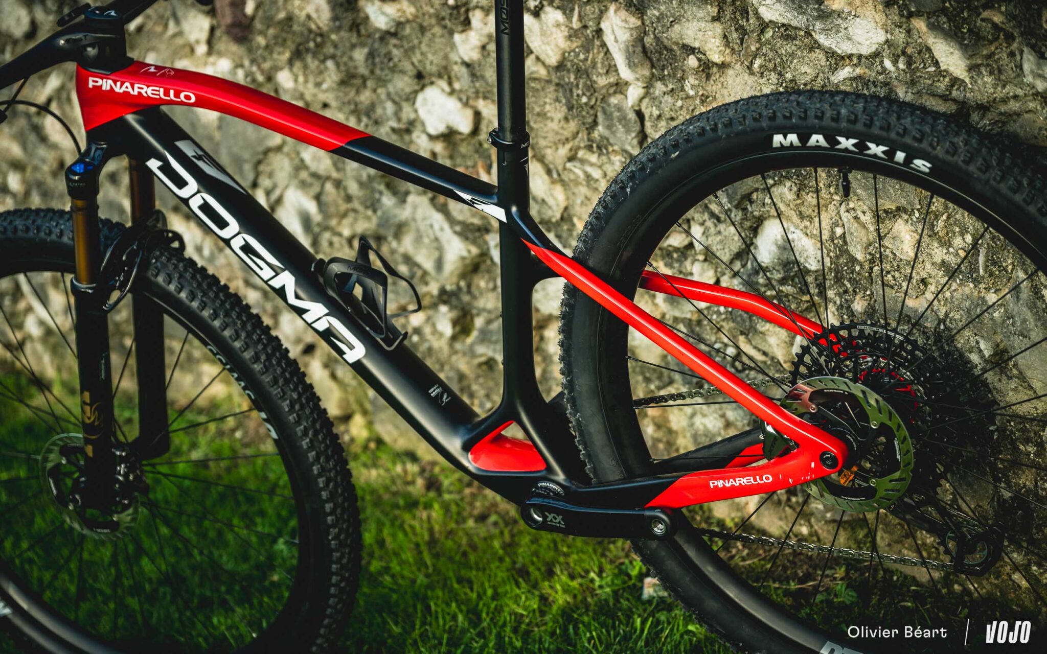 https://www.vojomag.com/app/uploads/2024/04/Pinarello Dogma XC hardtail test essai avis prix geo copyright Beart Vojomag 8 2048x1280.jpg