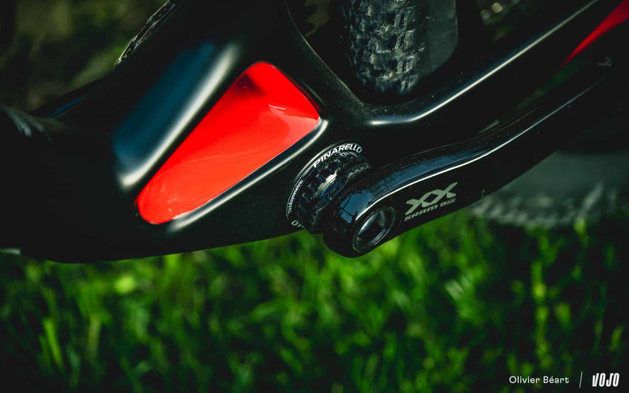 https://www.vojomag.com/app/uploads/2024/04/Pinarello Dogma XC hardtail test essai avis prix geo copyright Beart Vojomag 18 2048x1280.jpg