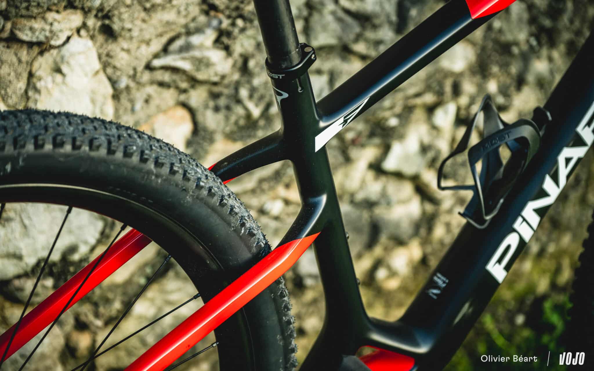 https://www.vojomag.com/app/uploads/2024/04/Pinarello Dogma XC hardtail test essai avis prix geo copyright Beart Vojomag 8 2048x1280.jpg