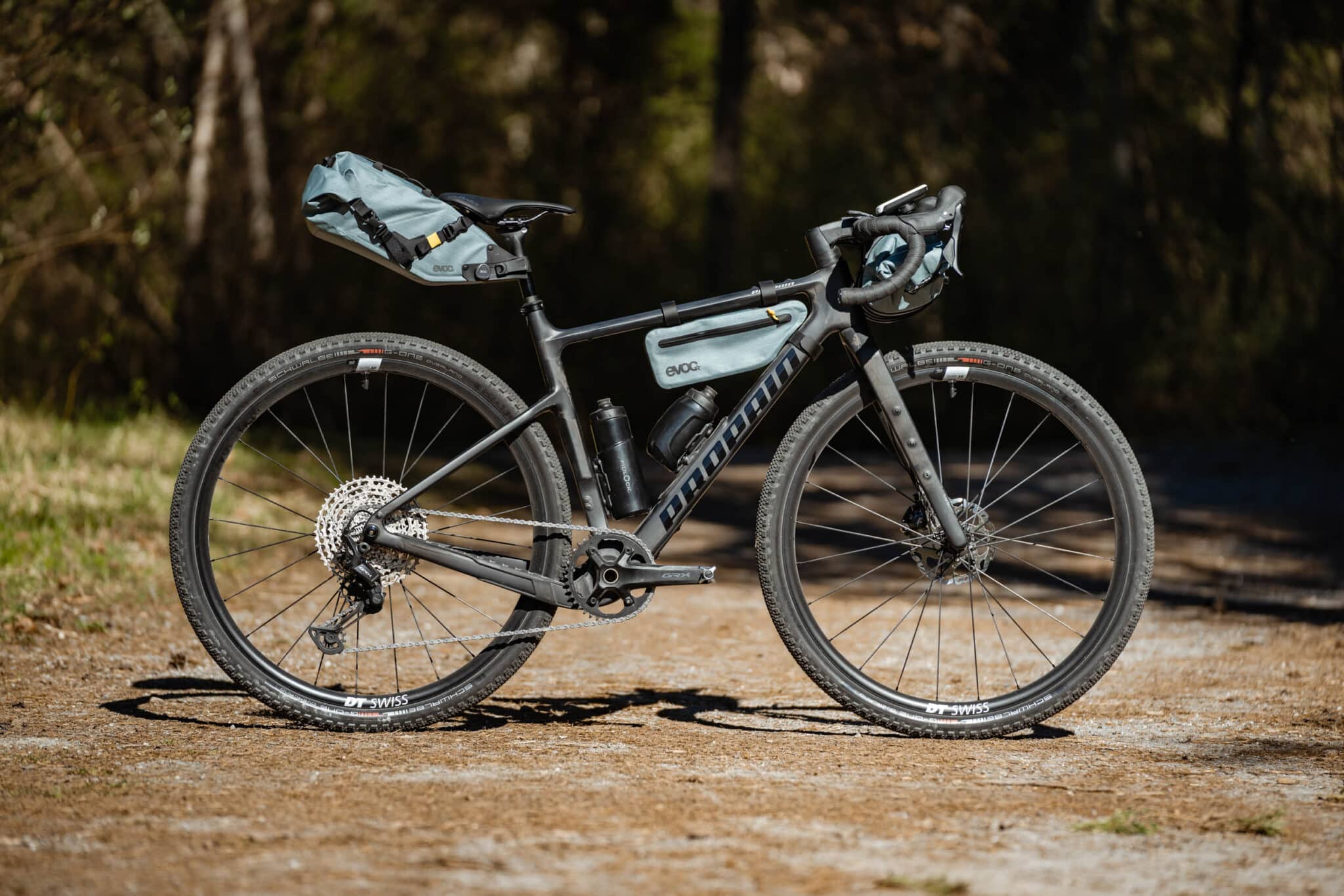 https://www.vojomag.com/app/uploads/2024/04/Propain Terrel CF MY24 Bikepacking eignerframes 1702 ps 2 2048x1366.jpg