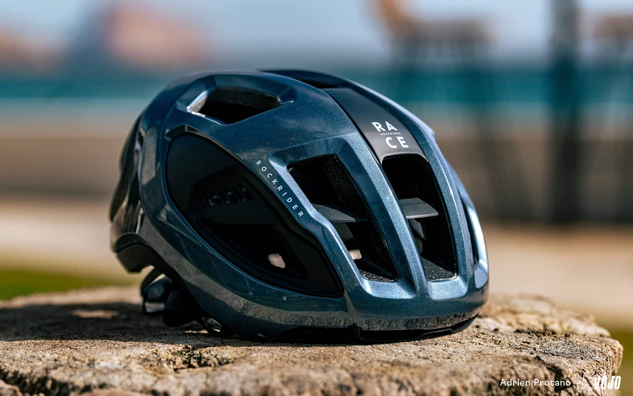 https://www.vojomag.com/app/uploads/2024/05/Casque Rockrider Race XC 2024 Vojo A.Protano 1 4 2048x1280.jpg