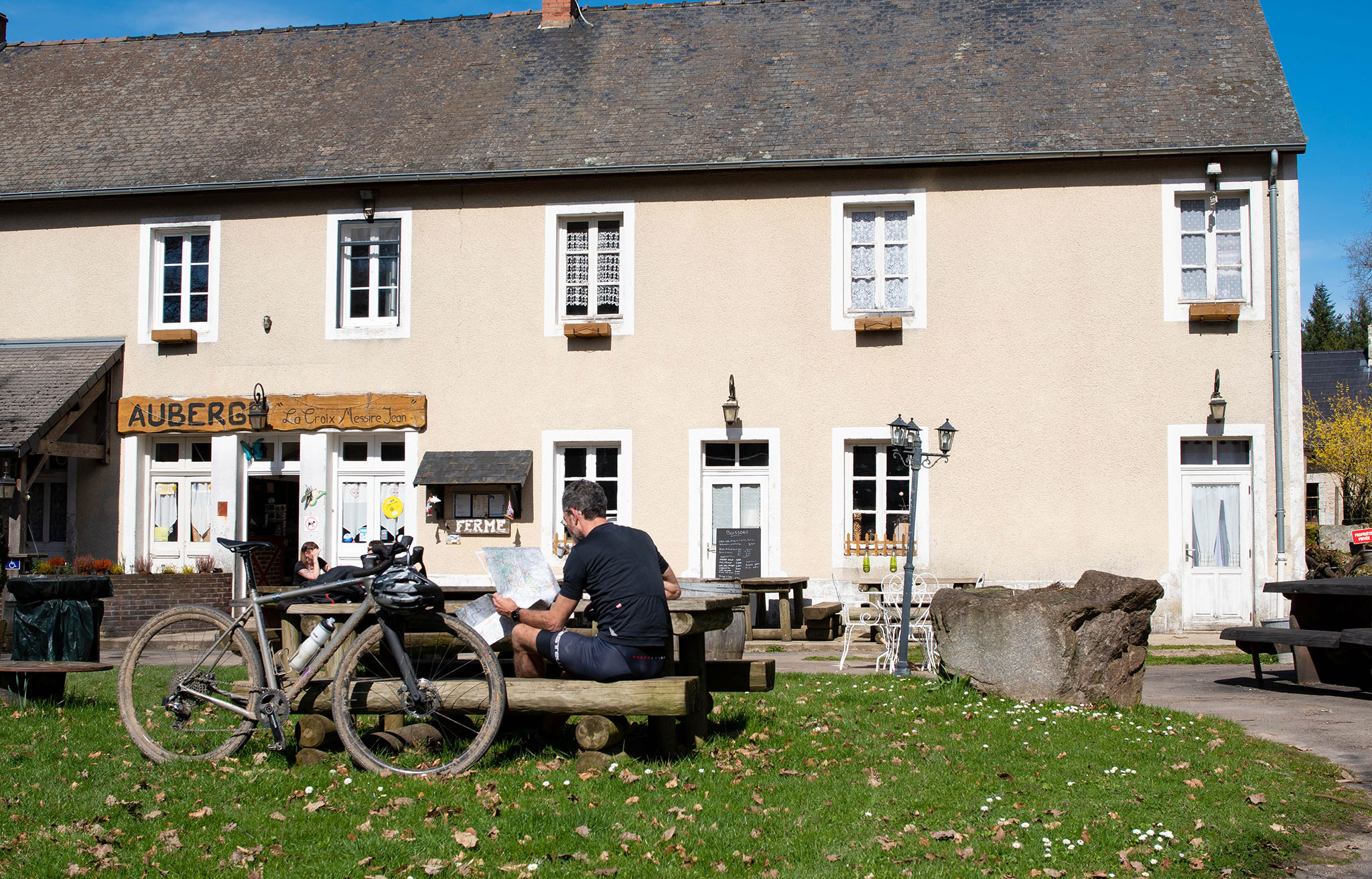 https://www.vojomag.com/app/uploads/2024/05/Gravel Morvan. Auberge BD.jpg