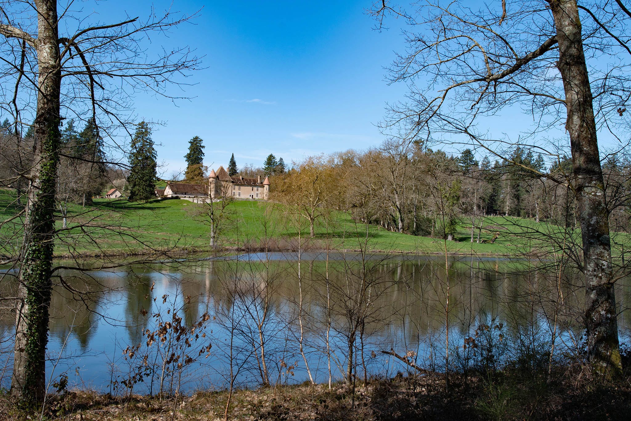 https://www.vojomag.com/app/uploads/2024/05/Gravel Morvan. Chateau BD.jpg