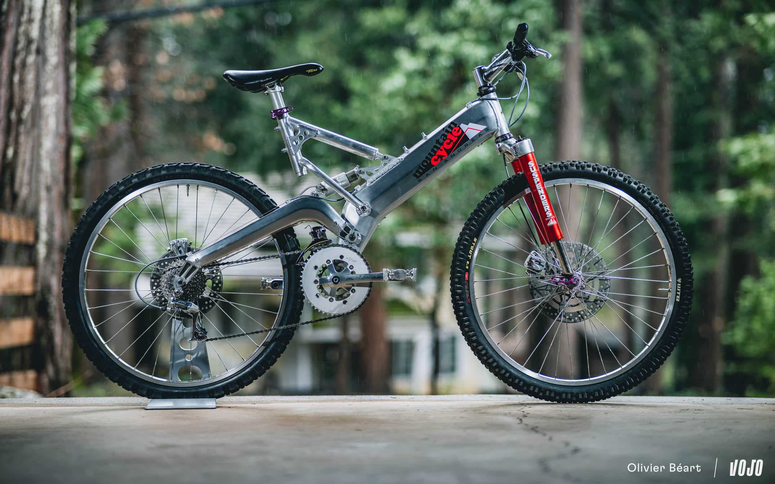 Le San Andreas du pilote MX Austin Politelli, roulé à la Kamikaze Race lorsqu'il faisait du VTT étant Junior. Il fait aujourd'hui partie de la collection Dirty Sundays.