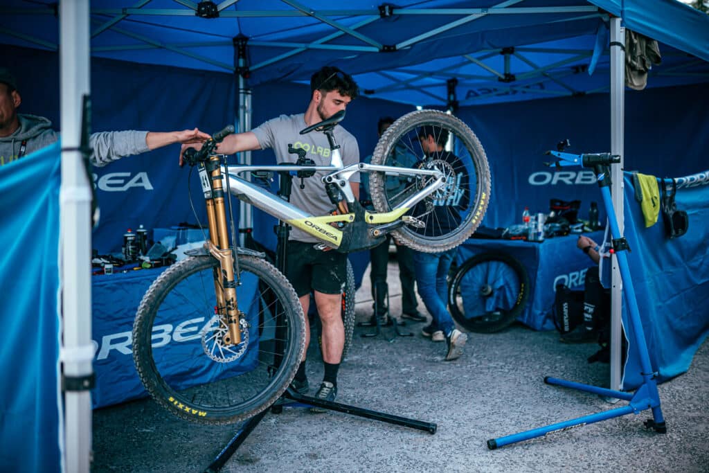 Spyshot | Martin Maes sur un prototype DH aux allures d'Orbea Wild