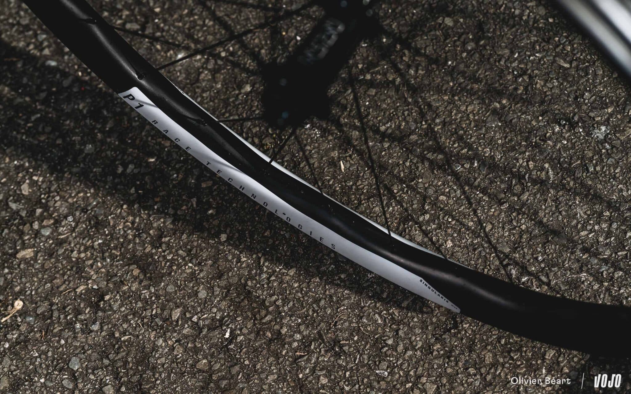 https://www.vojomag.com/app/uploads/2024/05/P1 Singularis roues vtt pidcock ferrand prevot pinarello - Copyright Olivier Beart Vojo Magazine 11 2048x1280.jpg