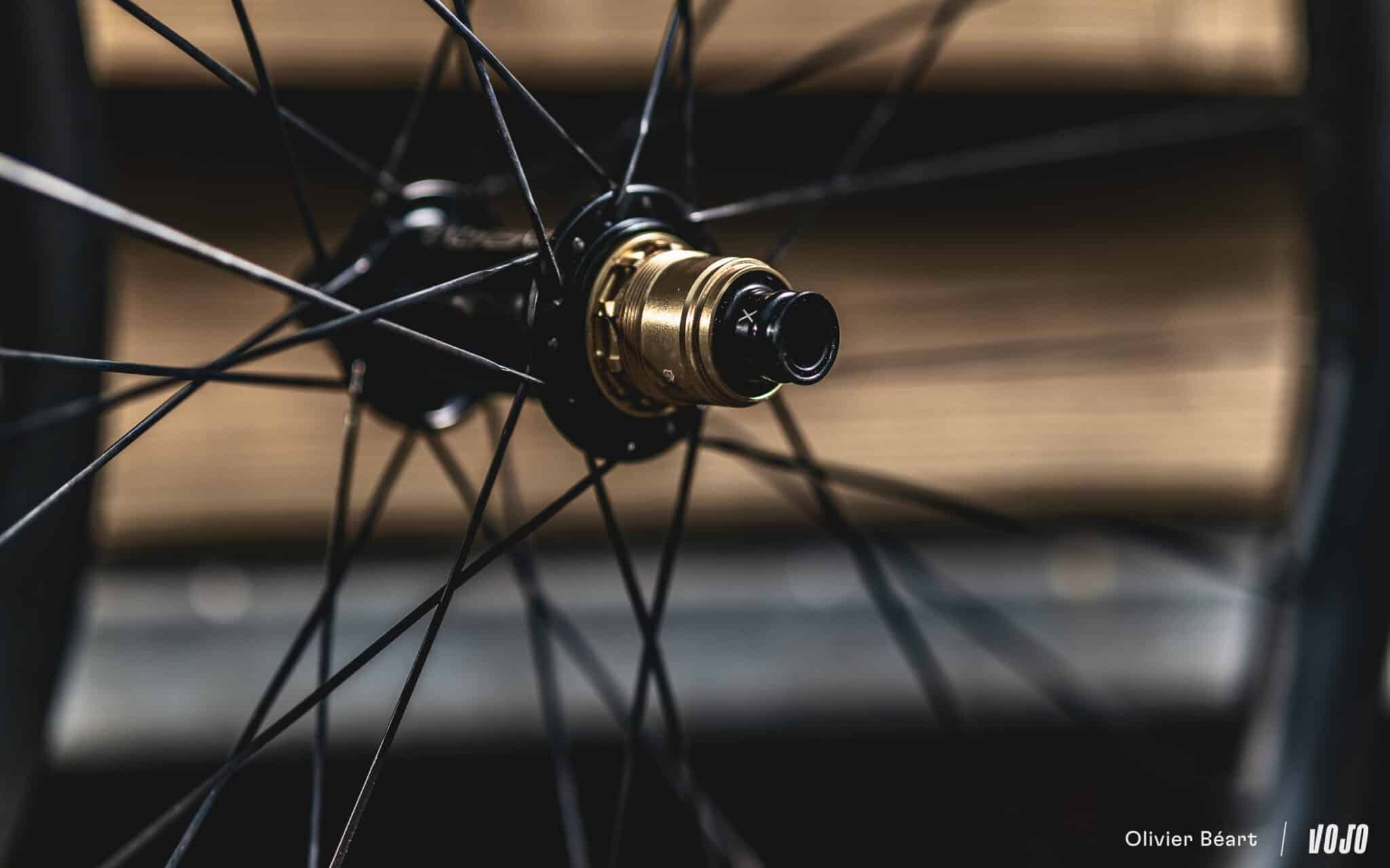 https://www.vojomag.com/app/uploads/2024/05/P1 Singularis roues vtt pidcock ferrand prevot pinarello - Copyright Olivier Beart Vojo Magazine 23 2048x1280.jpg