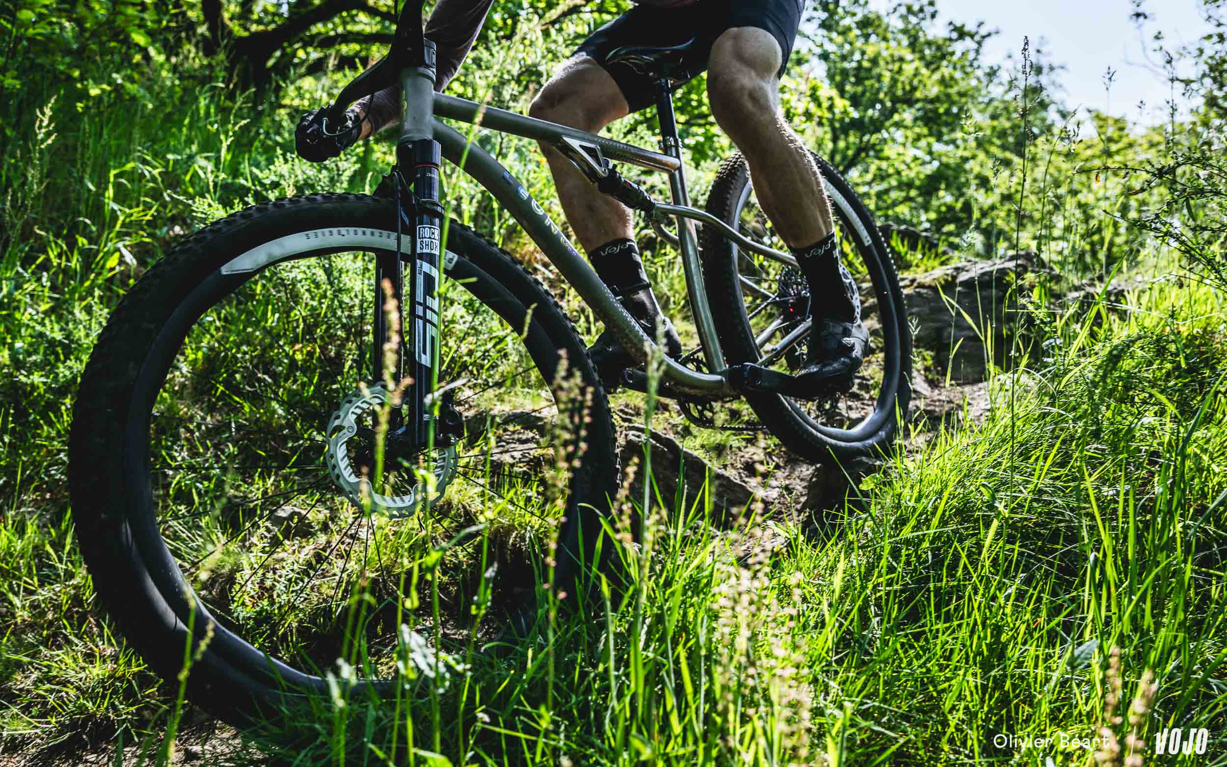 https://www.vojomag.com/app/uploads/2024/05/P1 Singularis roues vtt pidcock ferrand prevot pinarello - Copyright Olivier Beart Vojo Magazine 35.jpg