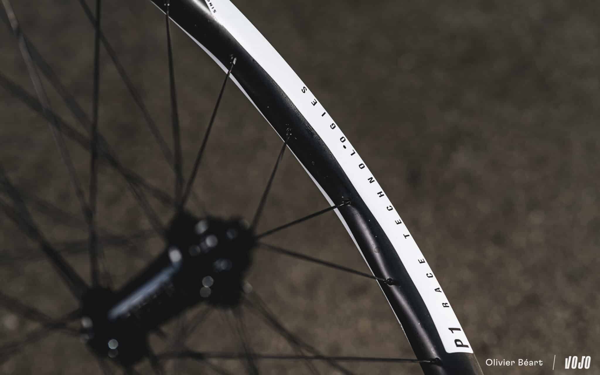 https://www.vojomag.com/app/uploads/2024/05/P1 Singularis roues vtt pidcock ferrand prevot pinarello - Copyright Olivier Beart Vojo Magazine 11 2048x1280.jpg