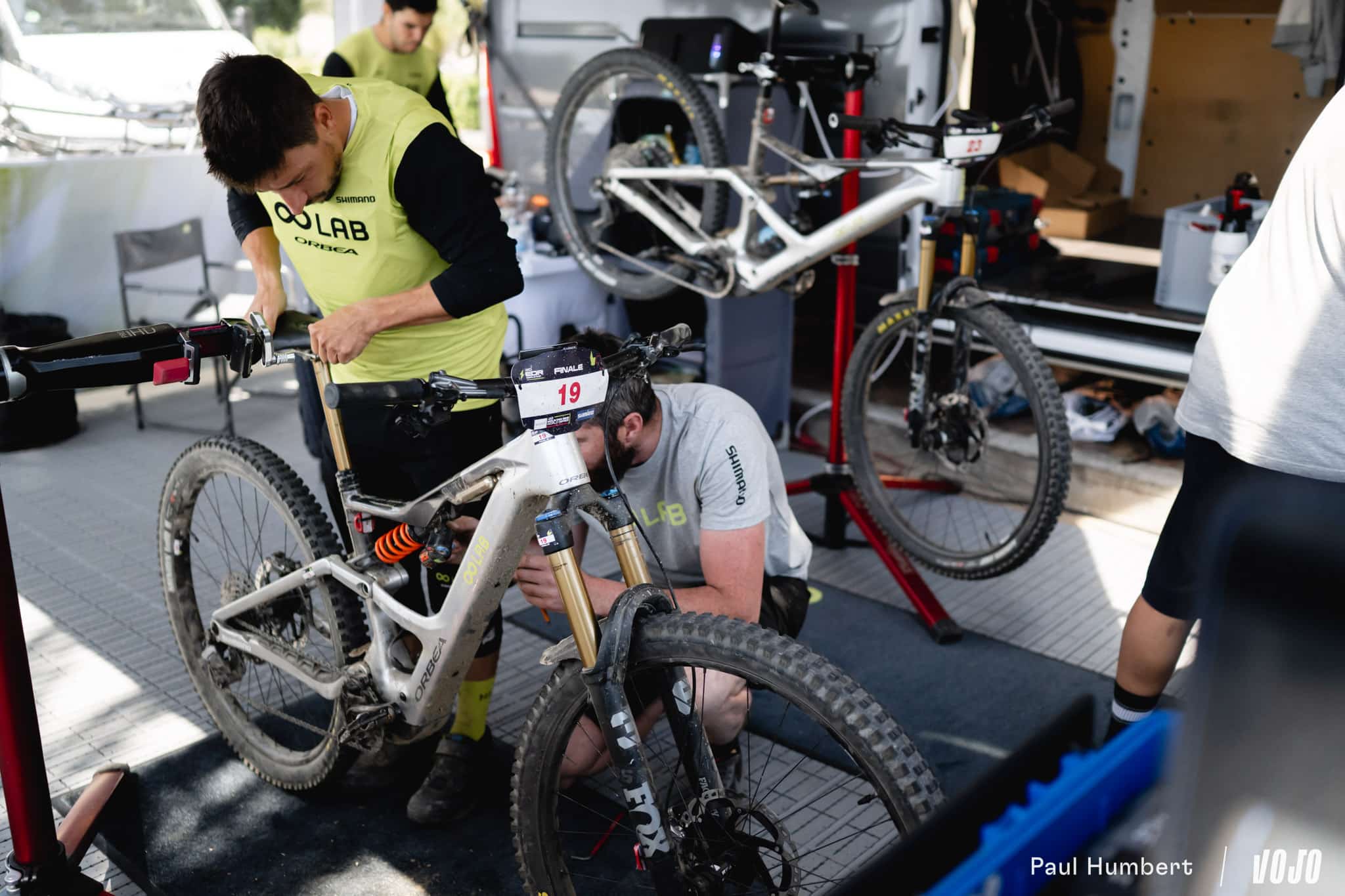 https://www.vojomag.com/app/uploads/2024/05/orbea rise oolab vttae ebike wild damien oton 2024 vojo paul humbert 30.jpg