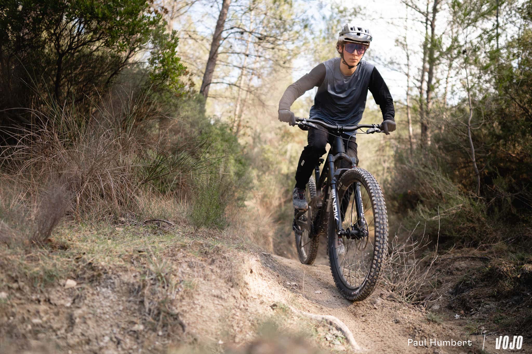 https://www.vojomag.com/app/uploads/2024/05/test julbo forest evo casque vtt lunette longchaumois 2024 vojo paul humbert 2.jpg