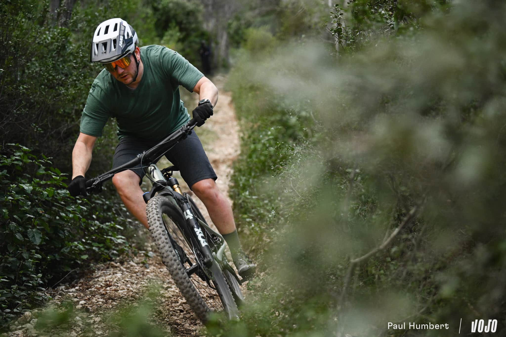 https://www.vojomag.com/app/uploads/2024/05/test julbo forest evo casque vtt lunette longchaumois 2024 vojo paul humbert 16.jpg