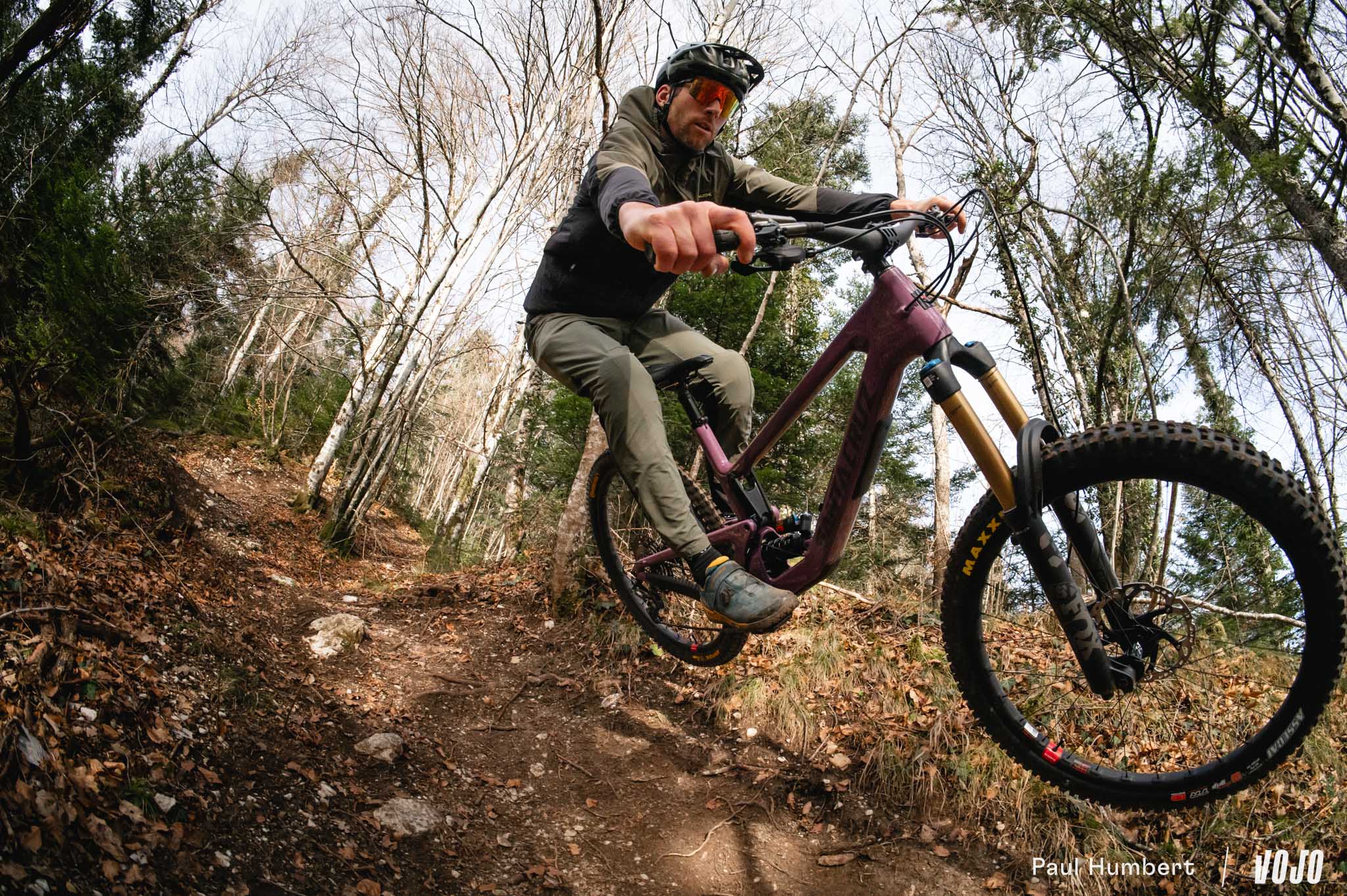 https://www.vojomag.com/app/uploads/2024/05/test julbo forest evo casque vtt lunette longchaumois 2024 vojo paul humbert 43.jpg
