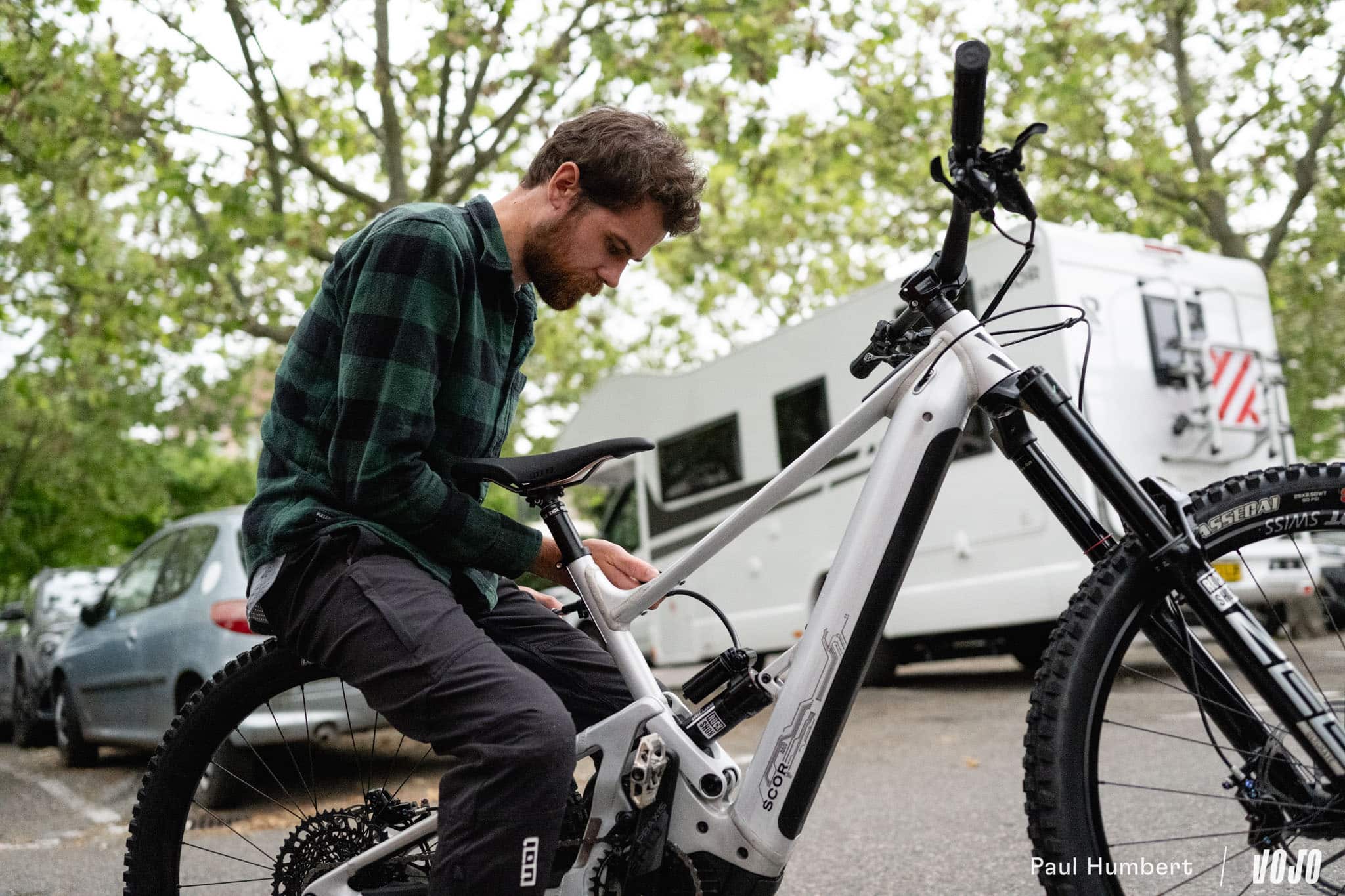https://www.vojomag.com/app/uploads/2024/05/test vttae scor 6080 z ebike avis semnoz 2024 vojo paul humbert 1.jpg