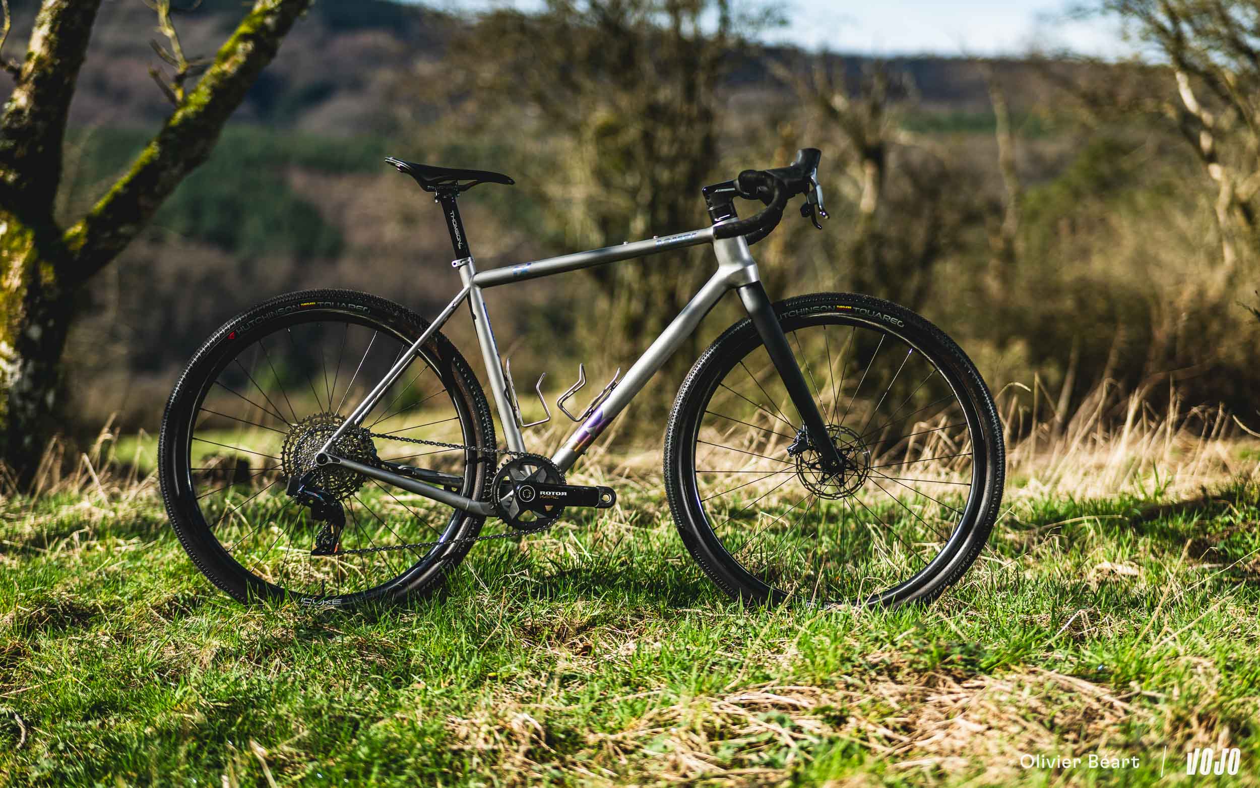 https://www.vojomag.com/app/uploads/2024/06/Robert RG01 gravel titane Leon Sauvage - Copyright Olivier Beart Vojo Magazine 1.jpg