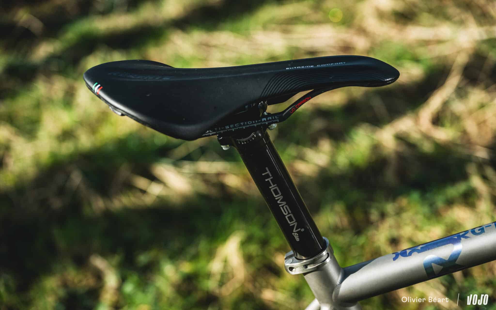 https://www.vojomag.com/app/uploads/2024/06/Robert RG01 gravel titane Leon Sauvage Prix Geometrie - Copyright Olivier Beart Vojo Magazine 6 2048x1280.jpg
