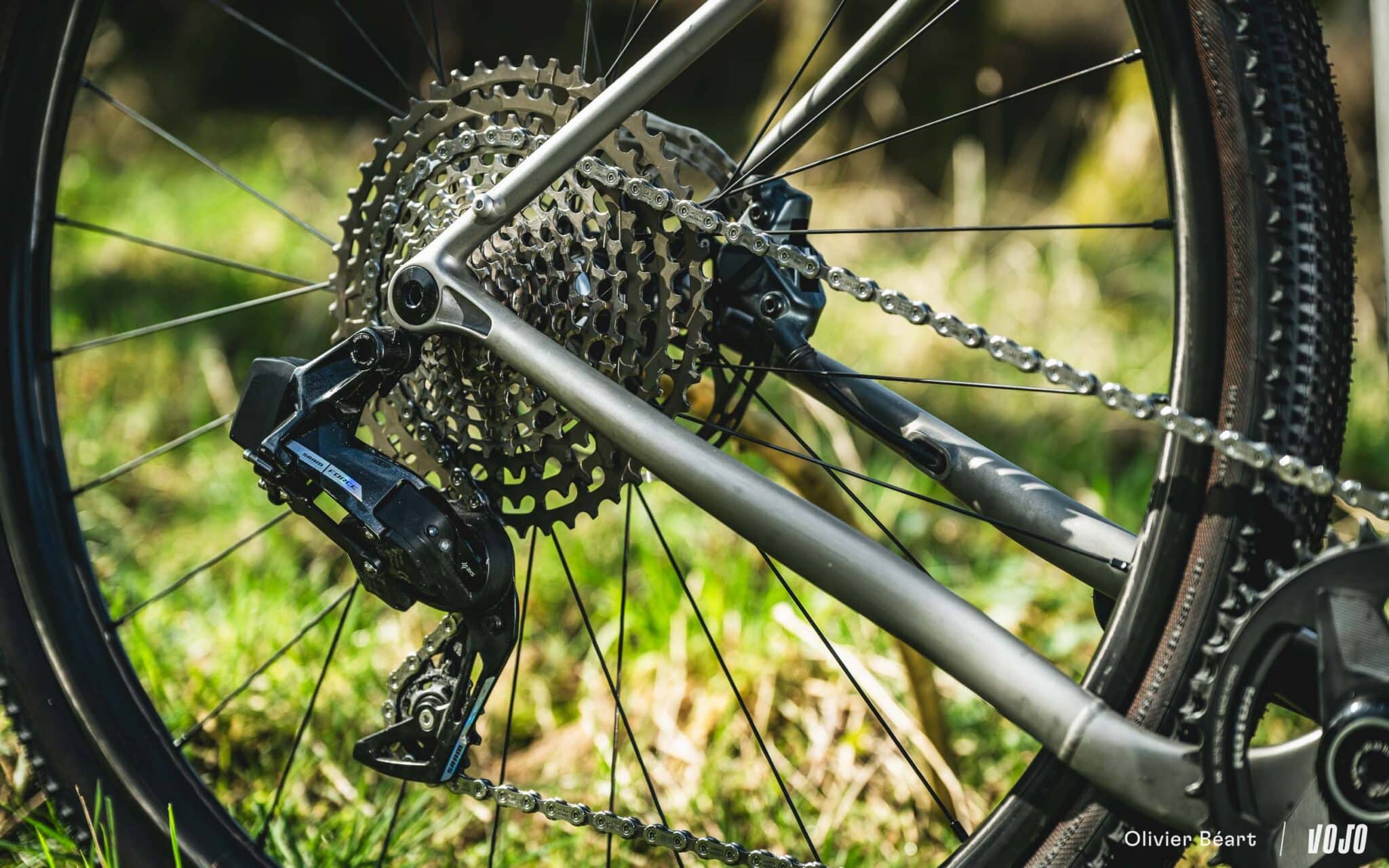 https://www.vojomag.com/app/uploads/2024/06/Robert RG01 gravel titane Leon Sauvage Prix Geometrie - Copyright Olivier Beart Vojo Magazine 17 2048x1280.jpg