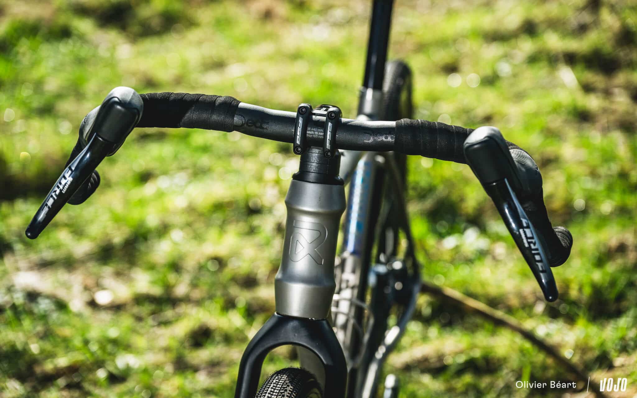 https://www.vojomag.com/app/uploads/2024/06/Robert RG01 gravel titane Leon Sauvage Prix Geometrie - Copyright Olivier Beart Vojo Magazine 6 2048x1280.jpg